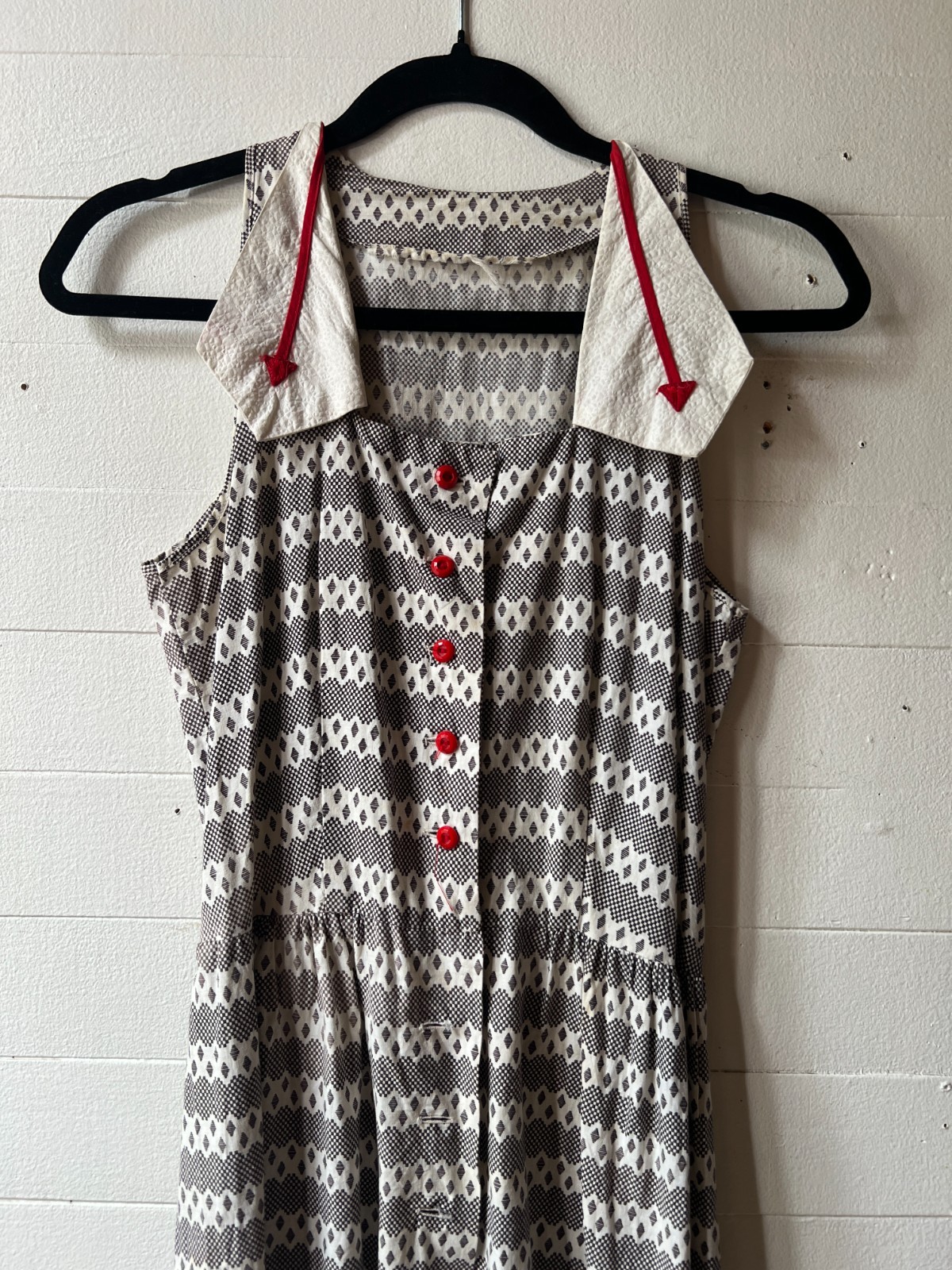 Vintage 1940s Dress with Arrow Details and Buttons 35x28x46 AR FL