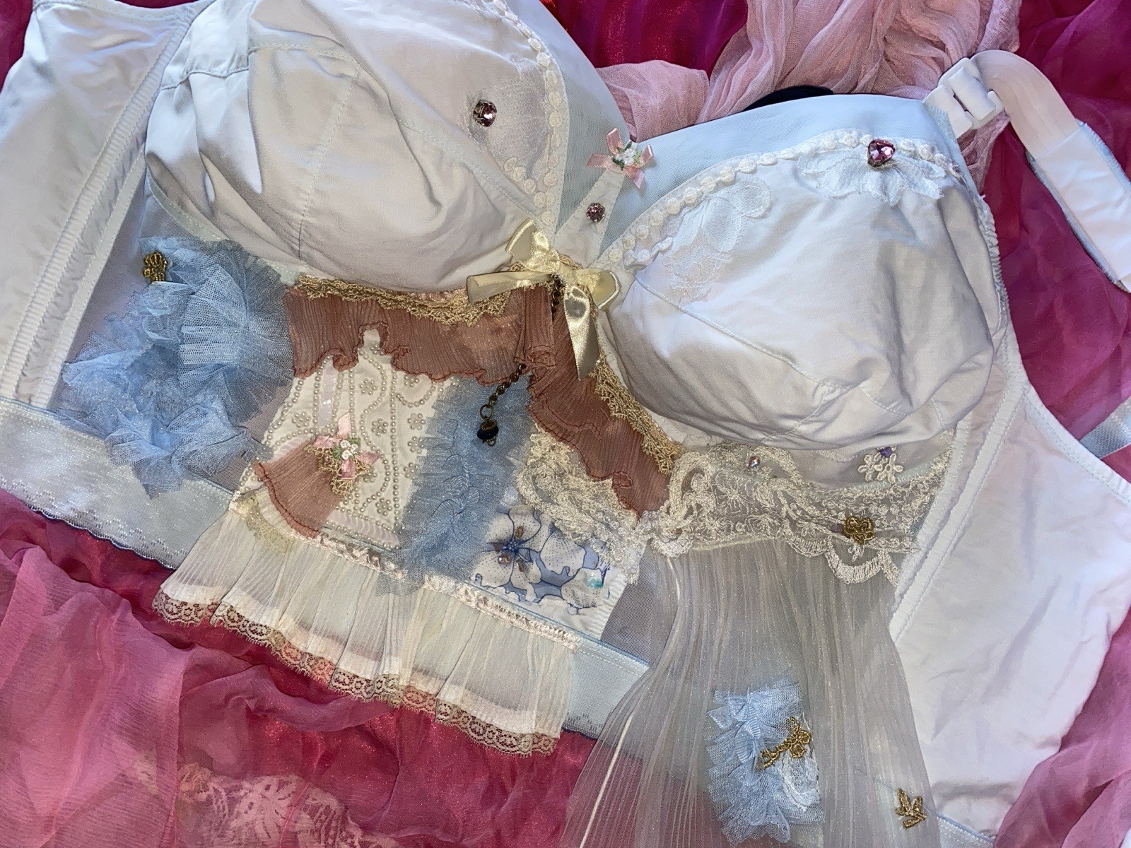 VTG BuLLeT BrA DoLLcORe AvAnT RhInEsToNeS PlEaTs LAcE ChAIn PearLS 46 48 E NWT