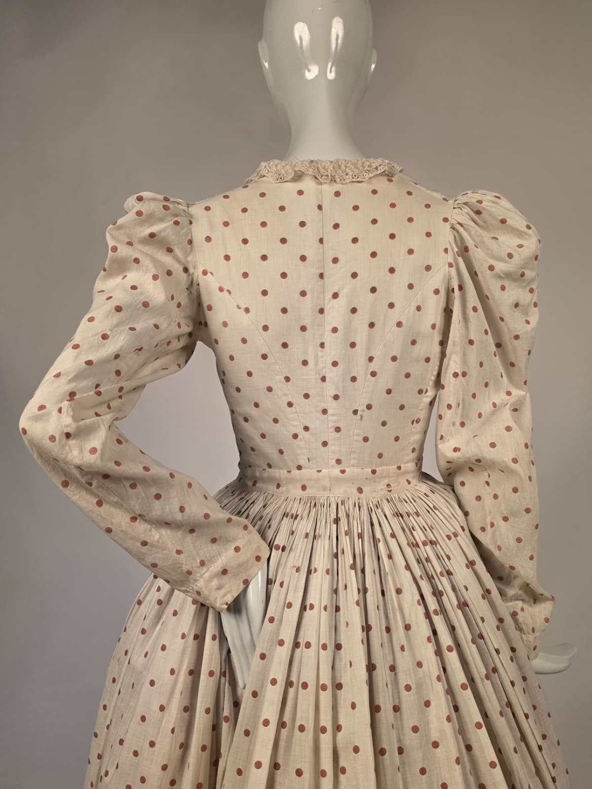 VICTORIAN 1890’S POLKA DOT PRINT COTTON DRESS W PUFF SLEEVES + BUTTON FRONT