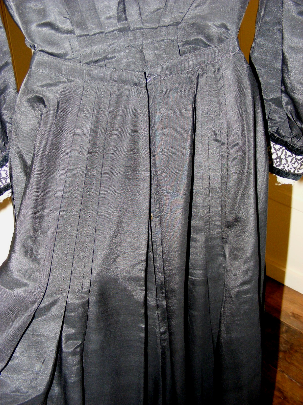 1910 MOURNING DRESS 2PC BLACK FAILLE FRANCAISE FLAT PLEAT SKIRT SLIM SILHOUETTE