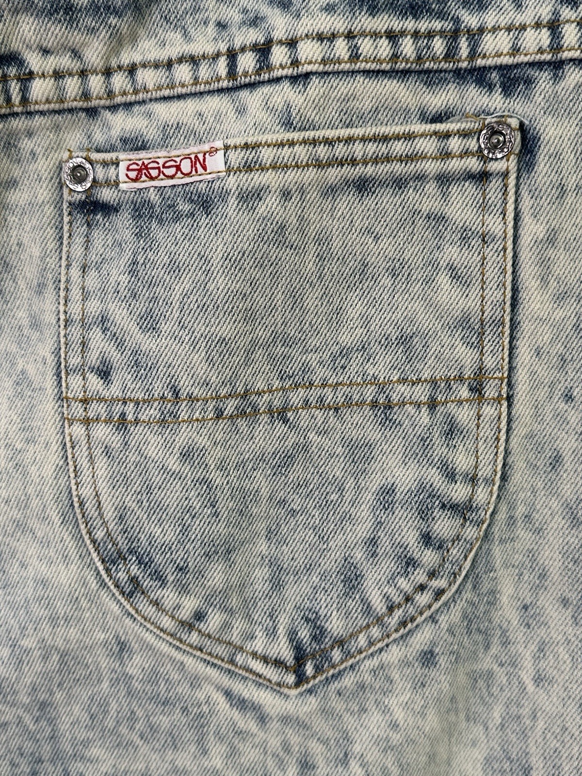 Vintage Acid Wash High-Waisted Cutoff Denim Shorts – Size 6 (see description)