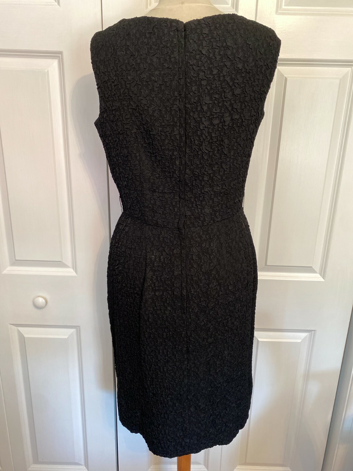 1950s-1960s black sleeveless texture sheath dress lined Sz 8? 30&Prime; waist 38&Prime; bust