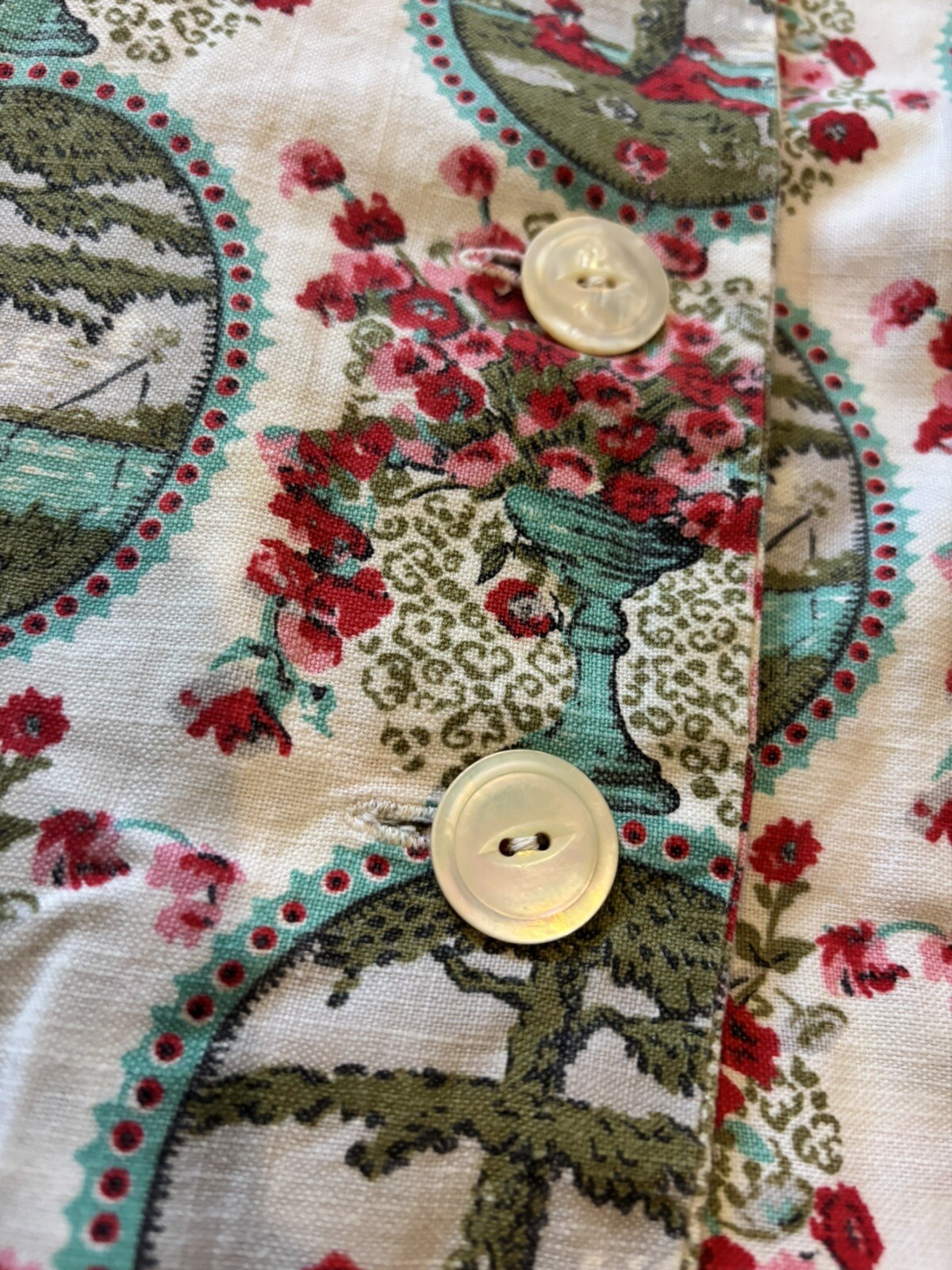 Vintage 1940S Cotton Dagger Collar Smock Mother Of Pearl Buttons Novelty Print