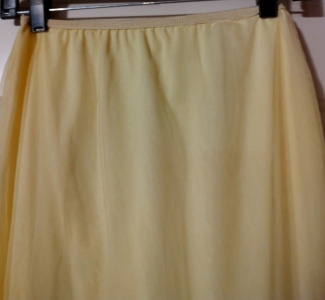 🐤💛🐤 Lovely Vtg 50&rsquo;s/60&rsquo;s Daffodil Yellow Floral Embroidered Nylon Slip – S/M