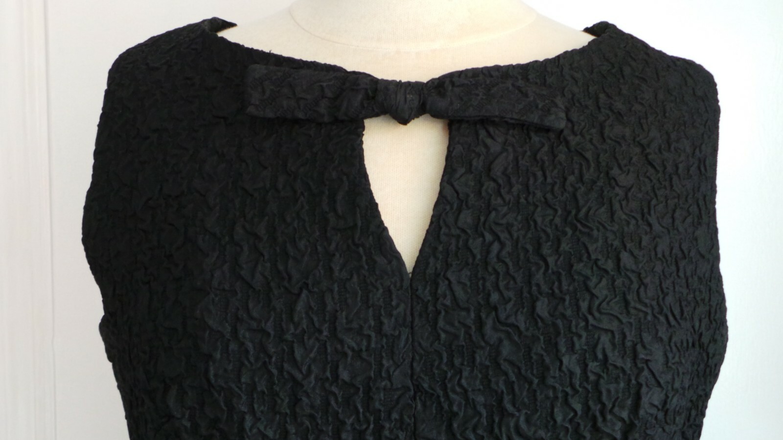 1950s-1960s black sleeveless texture sheath dress lined Sz 8? 30&Prime; waist 38&Prime; bust