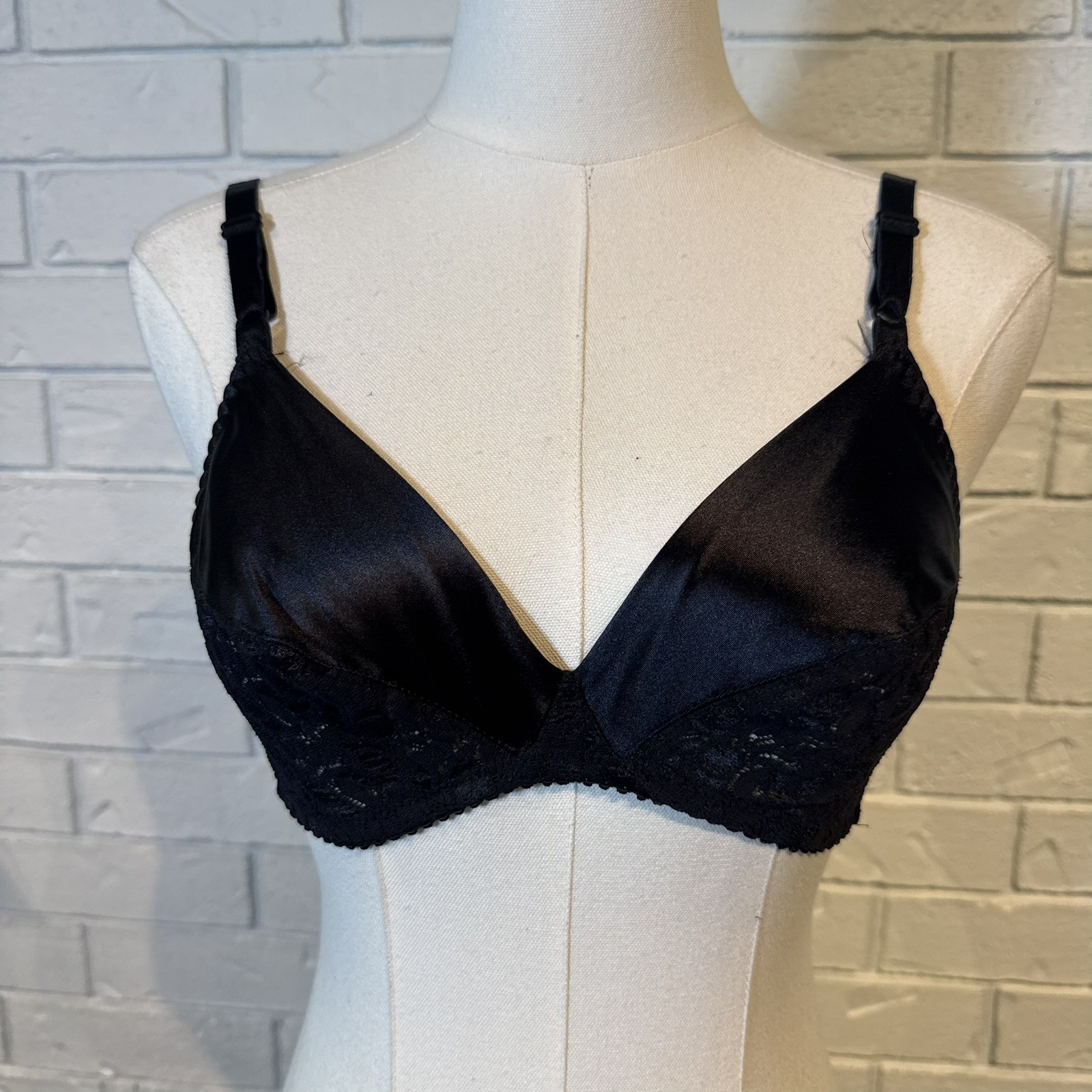 Vintage Maidenform 36 Rendezvous Black Satin Lace Wire Free Bra Style 8318