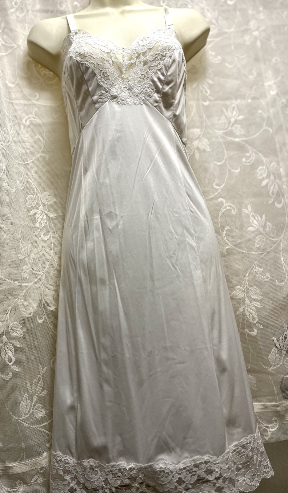 Vintage Short Style Gossard Artemis Ivory Slip Nightgown Chantilly Lace 34B