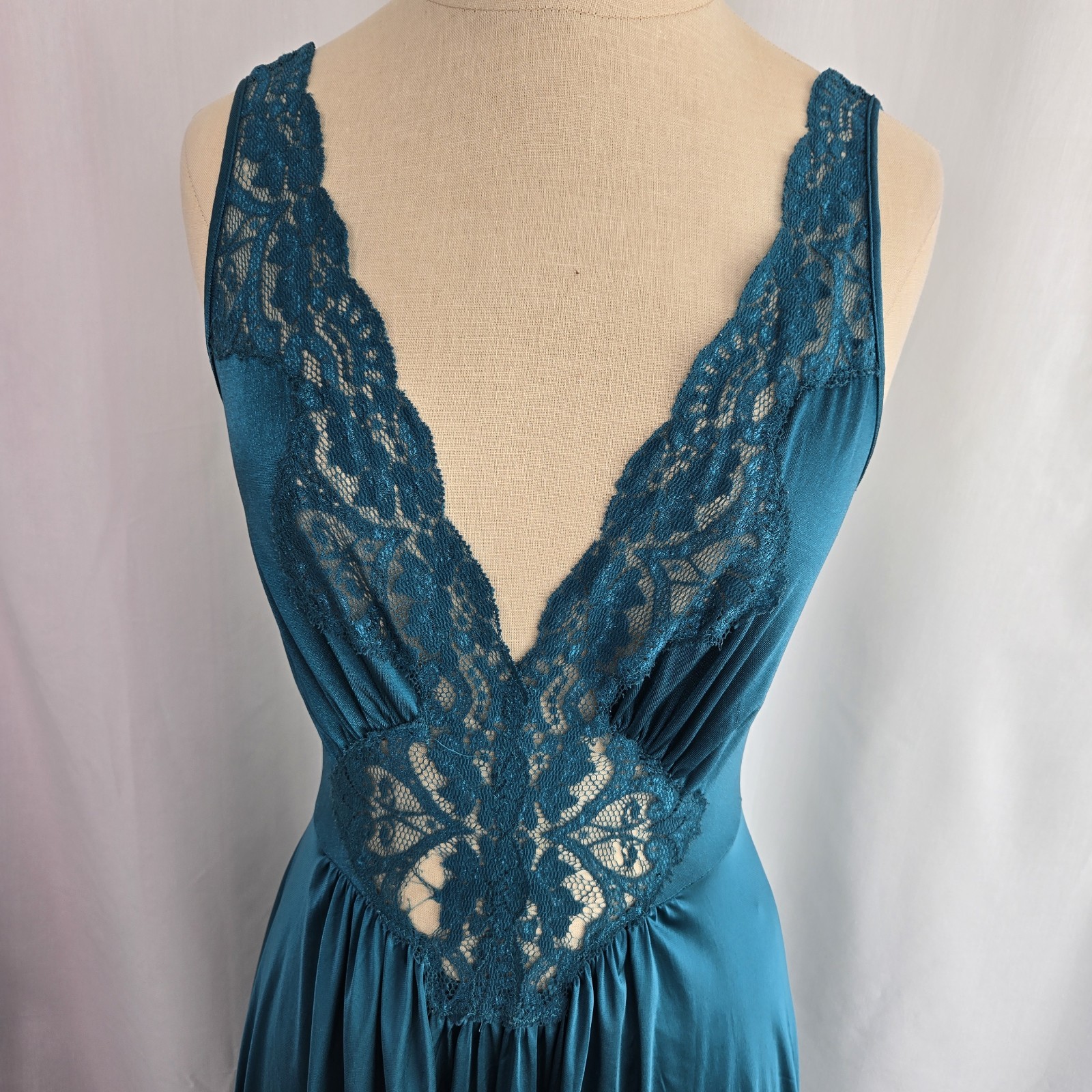 Vanity Fair Vtg Teal Green Long Nightgown Size M Lace Bodice Lingerie Gown USA