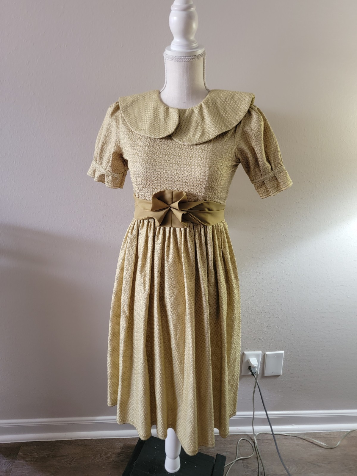 Vintage Fit & Flare Dress Size 2 XS Yellow Eyelet Puff Sleeve Peter Pan Collar