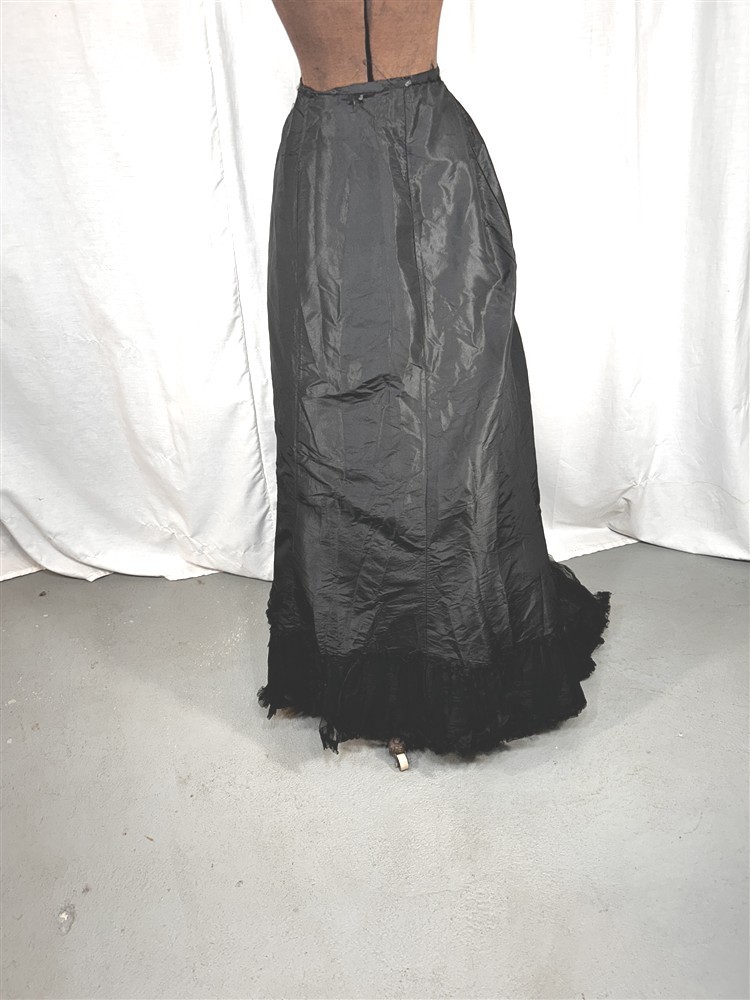 antique skirt w/train 1880 black taffeta waist 30 in. original 1890s
