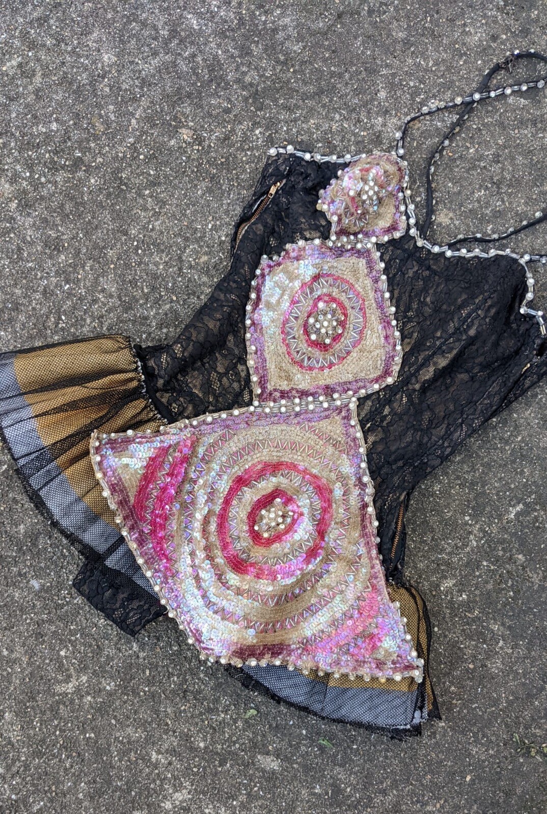 BURLESQUE LATE 1930’S – 40’S BLACK LACE OVER GOLD LAME COSTUME W GELATIN SEQUINS