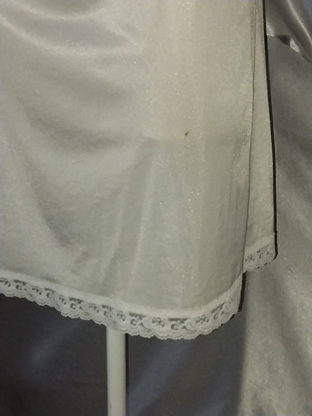 VTG SILKY SLIP LACY BOWS PLUS FULL FIGURE NYLON 70S 62&Prime;