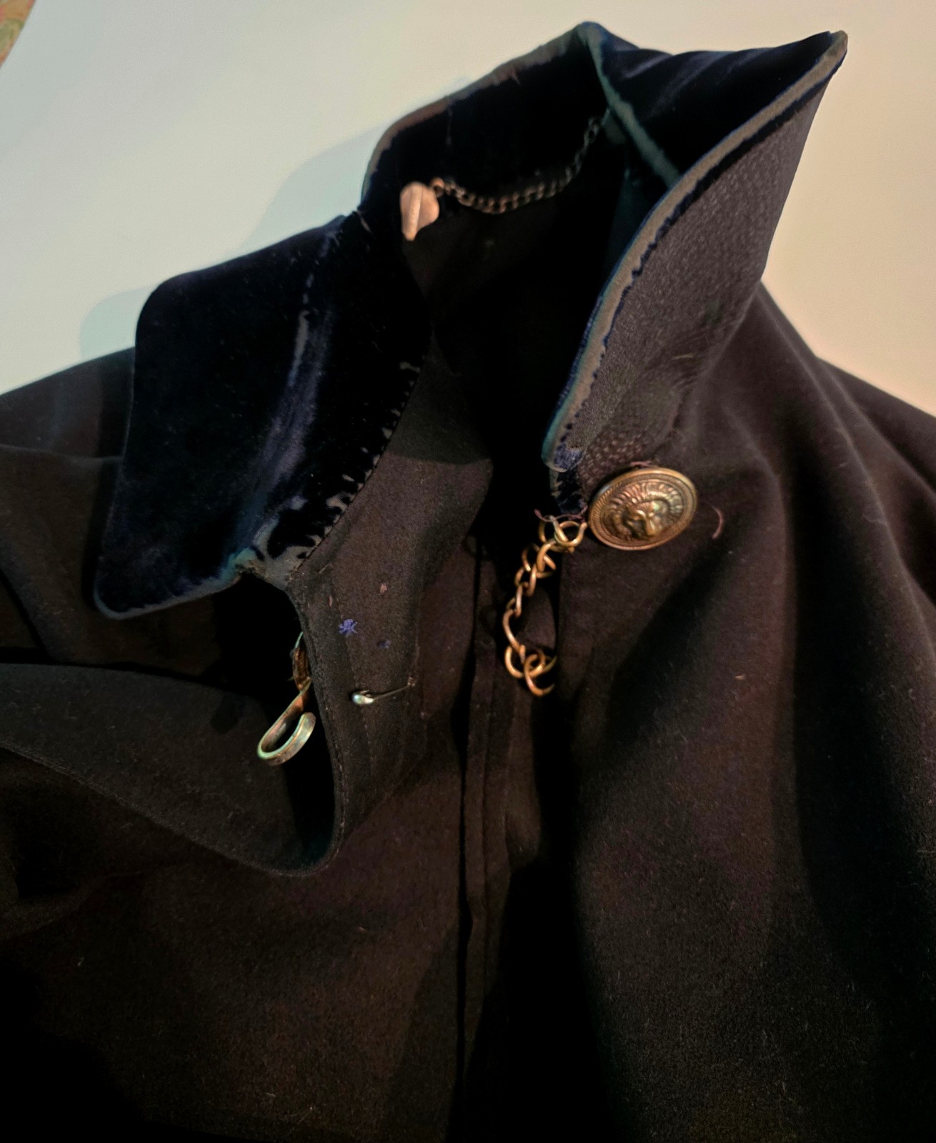 Antique Edwardian Black Wool Cape Cloak 48&Prime; L Velvet Collar Lions Head Clasps