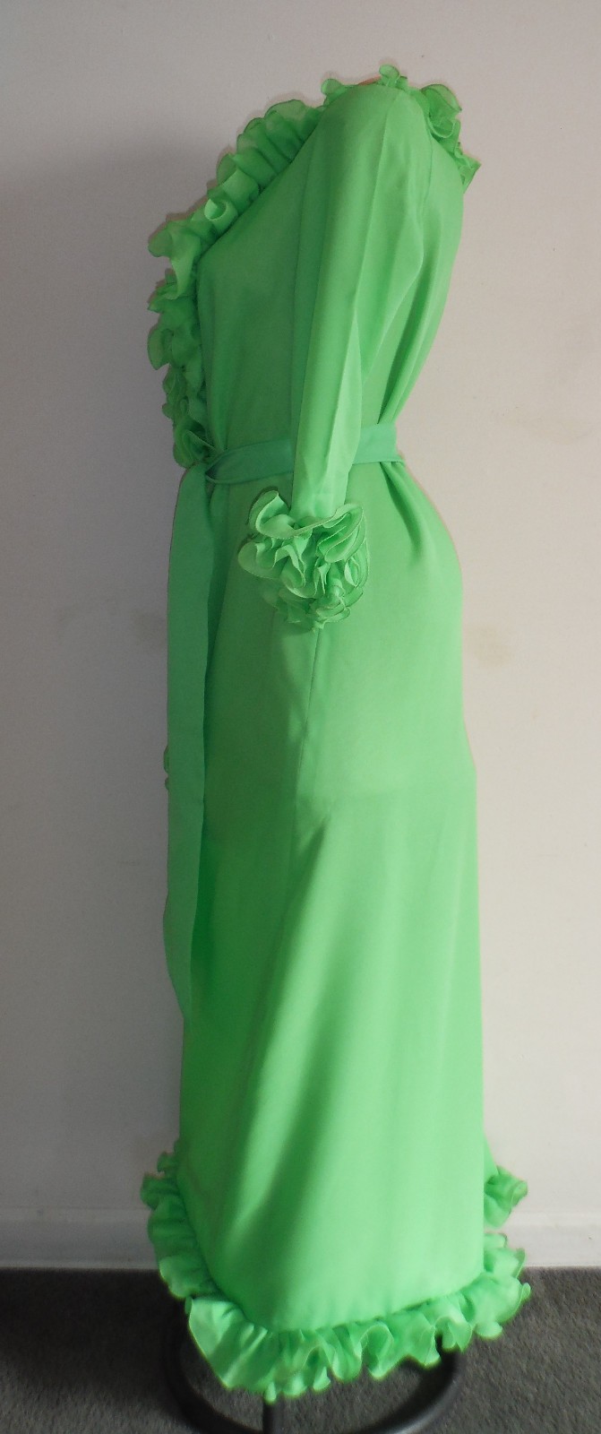 STUNNING & GORGEOUS!! RARE VTG Maxi Robe Wrap Gown 50s/60s? LOTS of Ruffles! S/M