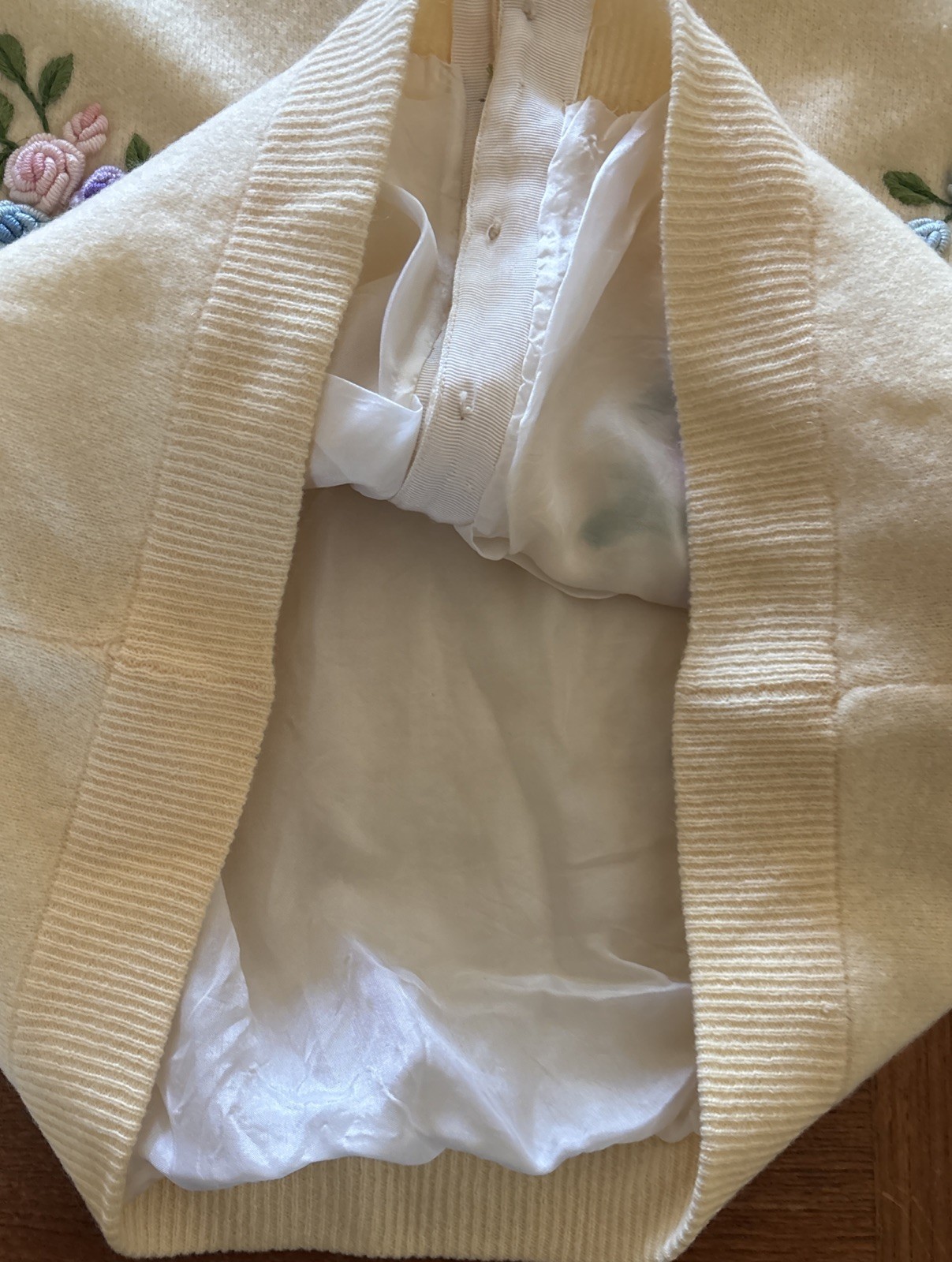 Vintage 1950s Embroidered Rose Flowers Lined Pearls Sweater Cardigan Sz S/M