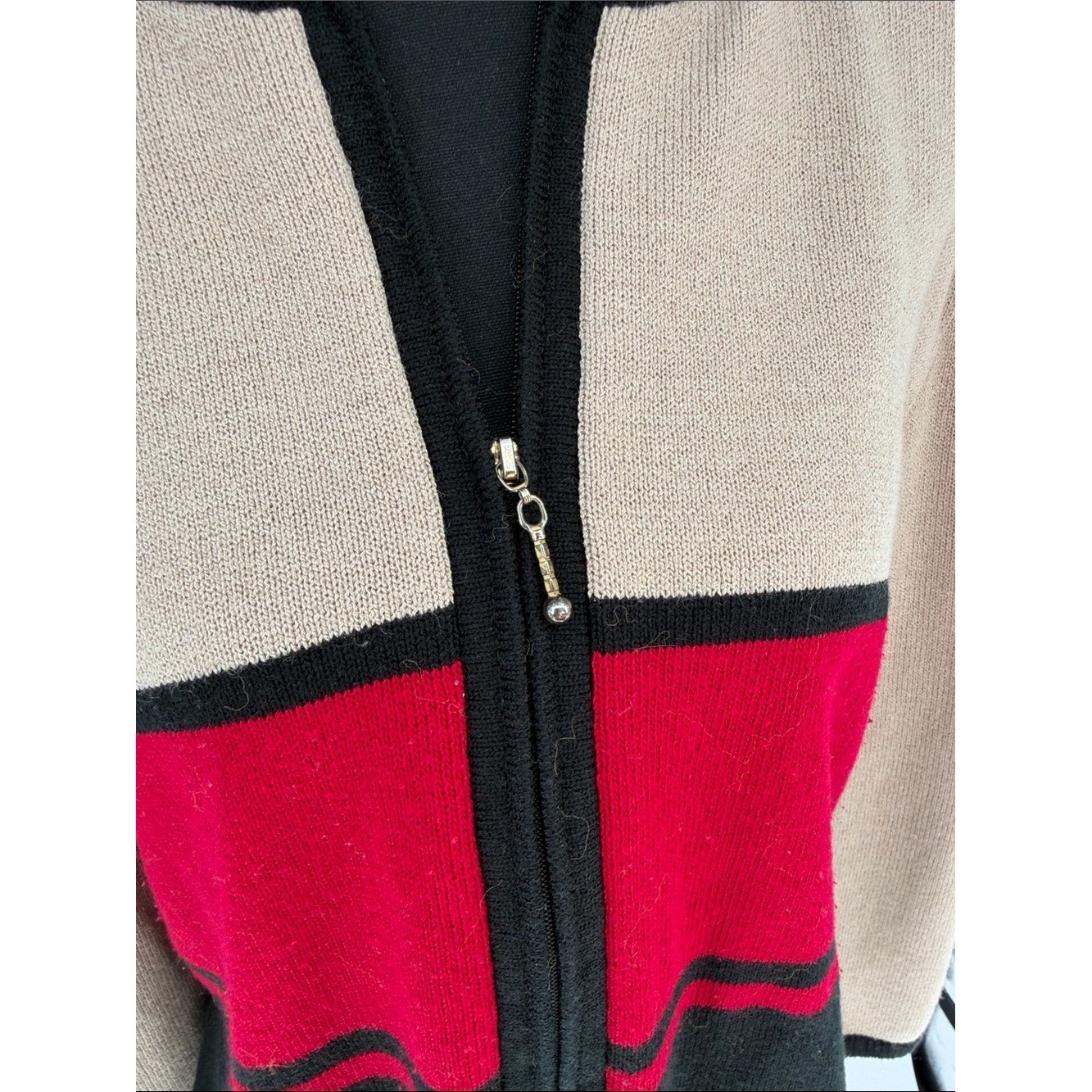 Vintage San Remo by Laura Knits – Beige, Red & Black Colorblock Zip Cardigan