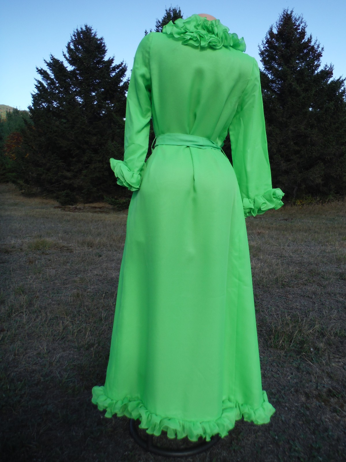 STUNNING & GORGEOUS!! RARE VTG Maxi Robe Wrap Gown 50s/60s? LOTS of Ruffles! S/M
