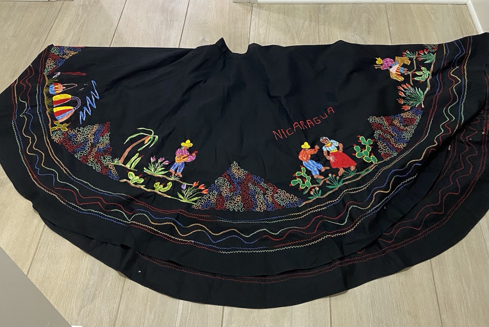 Vintage Nicaraguan Embroidered Folk Art Novelty Full Circle Skirt Metal Zip S