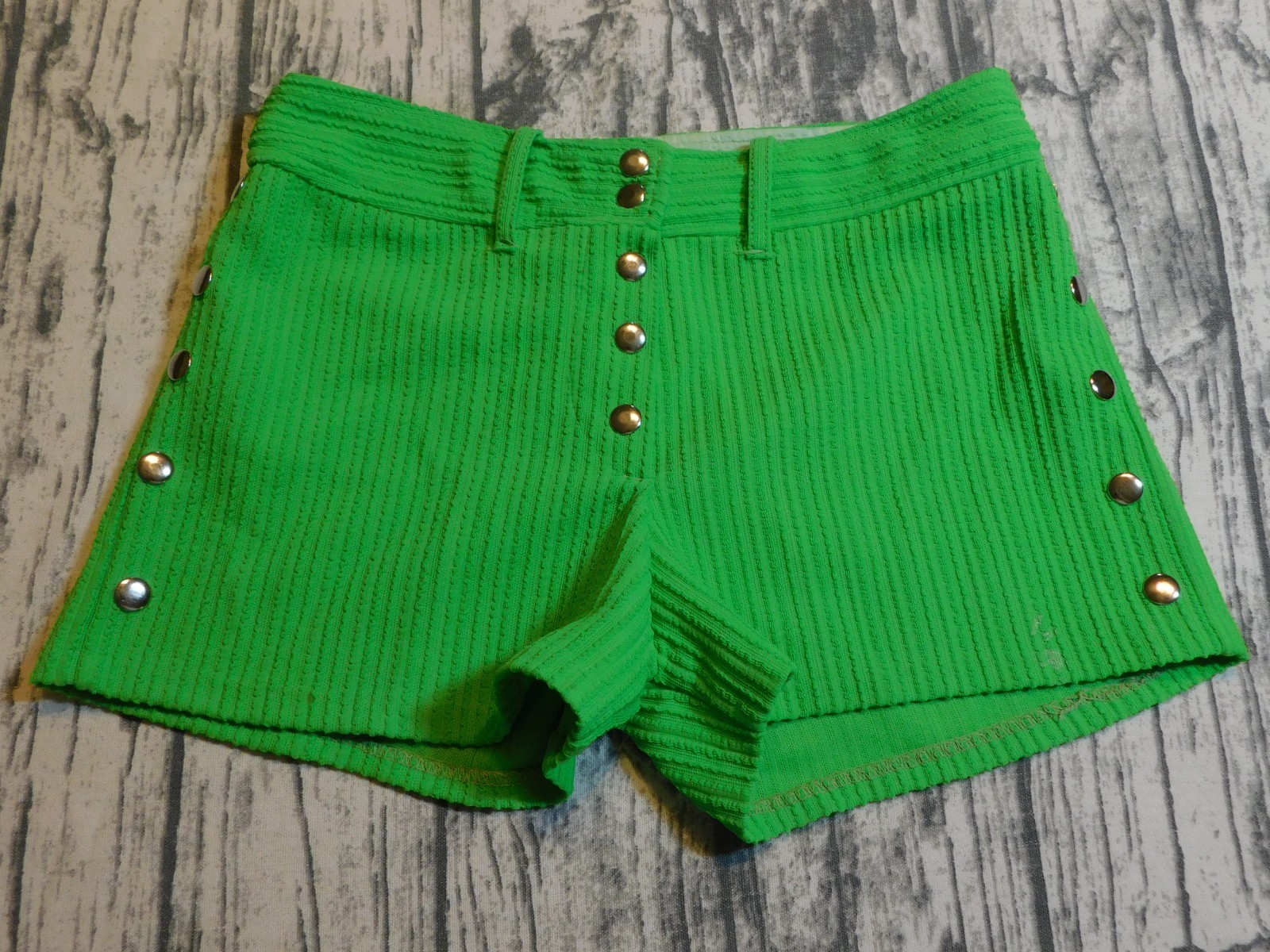 VTG GOGO SHORTS MOD BRIGHT GREEN SNAP FRONT TEXTURED POLY 60&rsquo;s 70&rsquo;s WOMENS 9 10