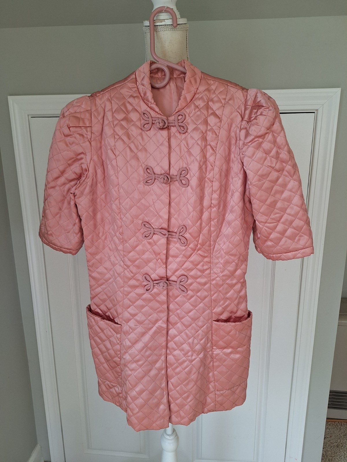 Beautiful Mid-Century Quilted Jacket or Robe Asian Short Sleeve Petite