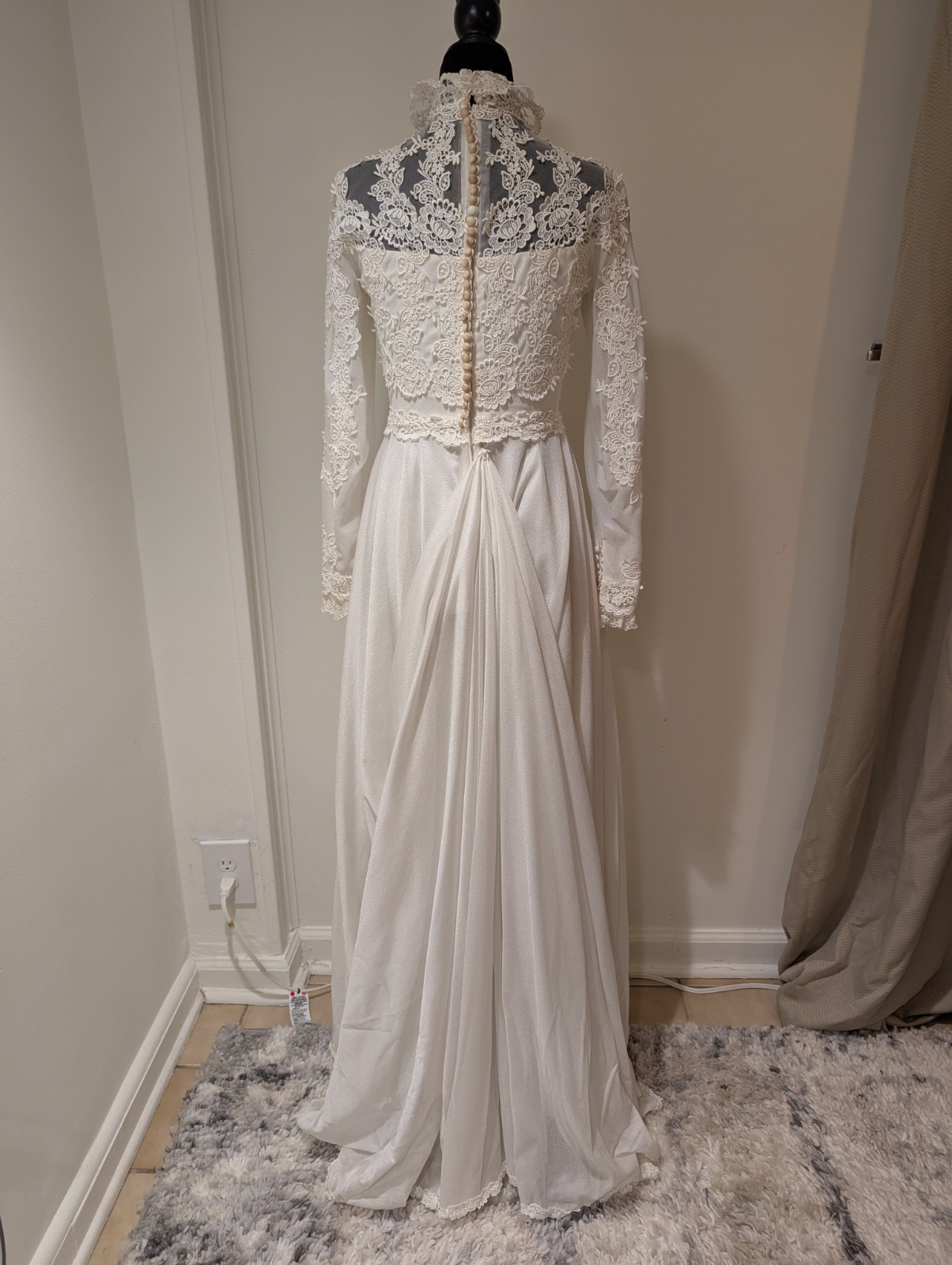 Vintage 1970s Unbranded Off White Wedding Dress Lace Applique Pearl Long Sleeve