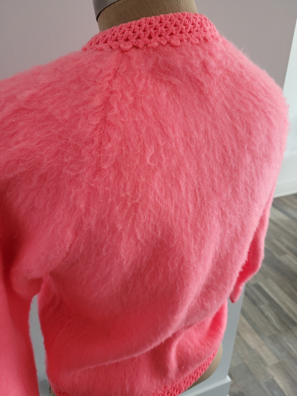 MOD Fluorescent Pink Full Fashioned Vintage 60s Embroidered Flower Cardigan M