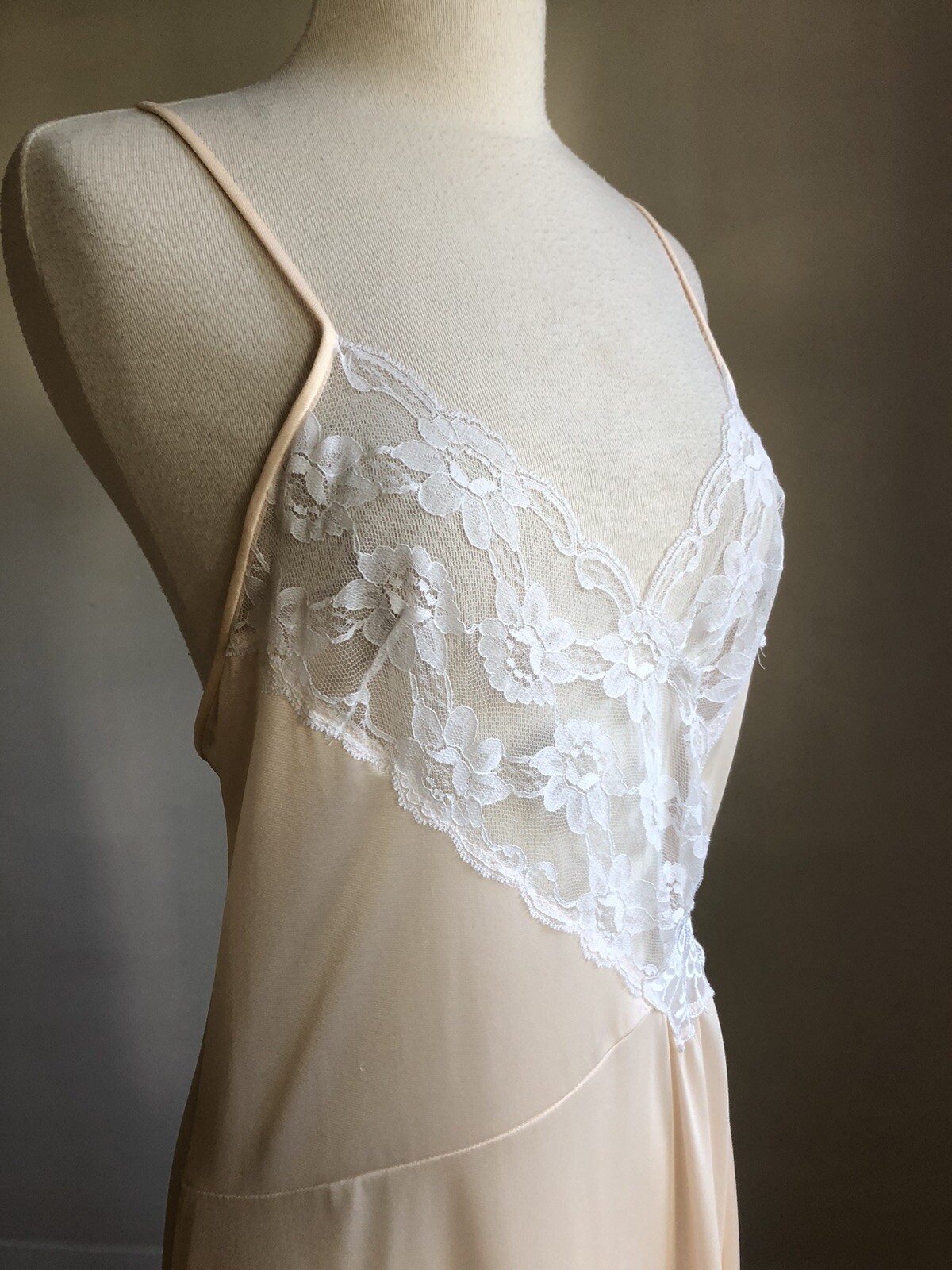 STUNNING VTG APOSTROPHE Peach Nylon White Lace Nightgown Lingerie SZ S