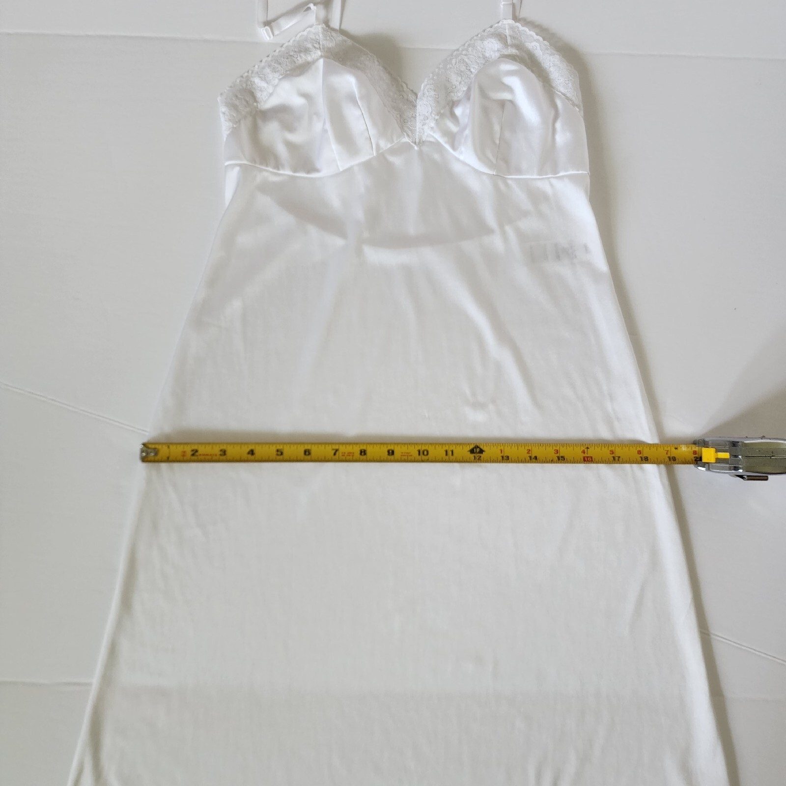 Vintage VANITY FAIR White Nylon Full Slip Lace Trim Style 10-103 Size 34/40 22&Prime;