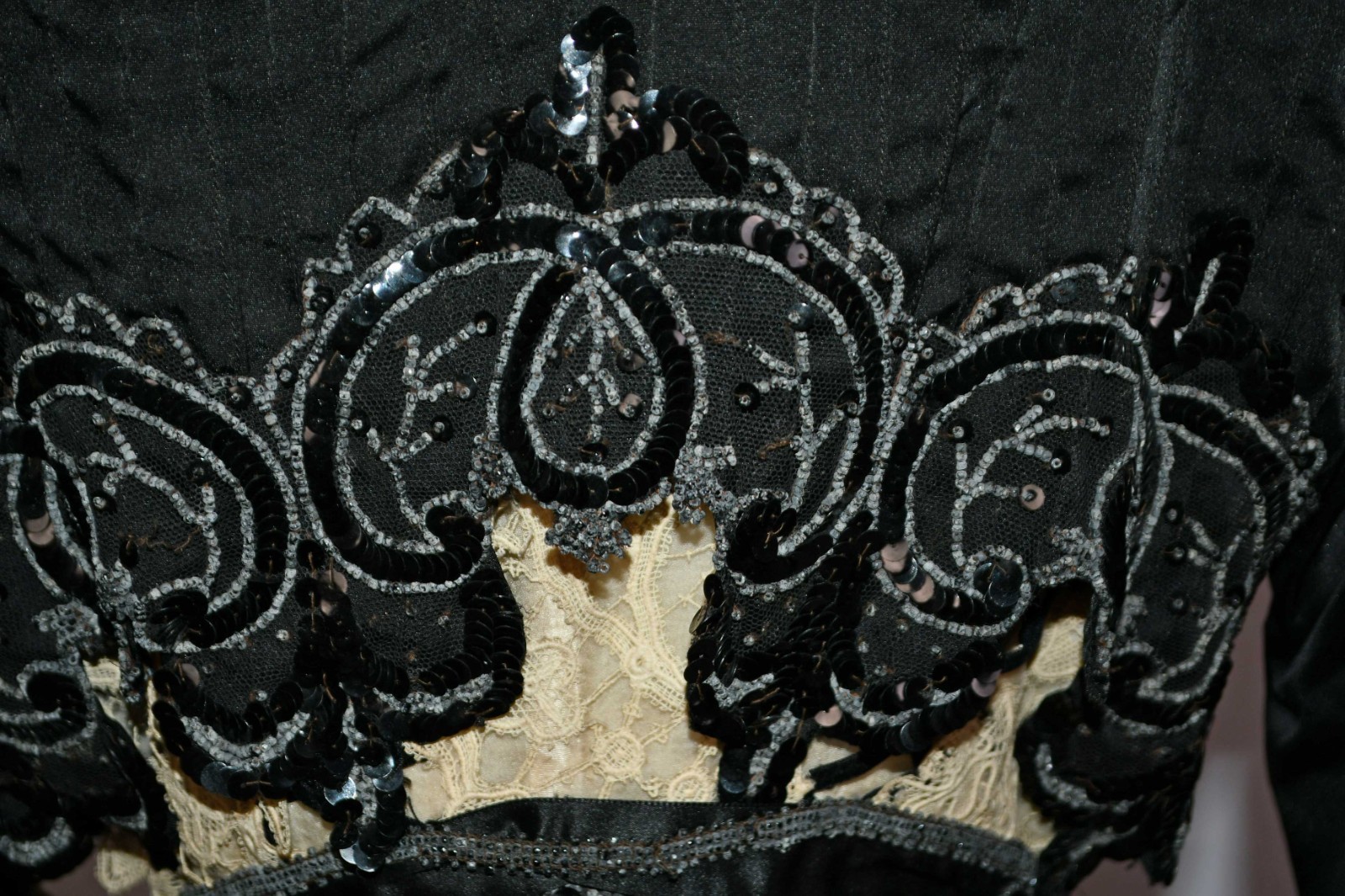 VICTORIAN 2 PIECE TRAINED AFTERNOON VISITING DRESS, LABEL, CIRCA 1890s