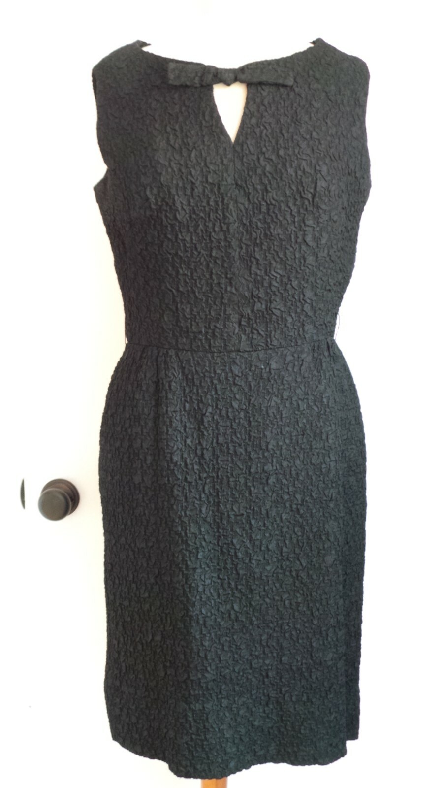 1950s-1960s black sleeveless texture sheath dress lined Sz 8? 30&Prime; waist 38&Prime; bust