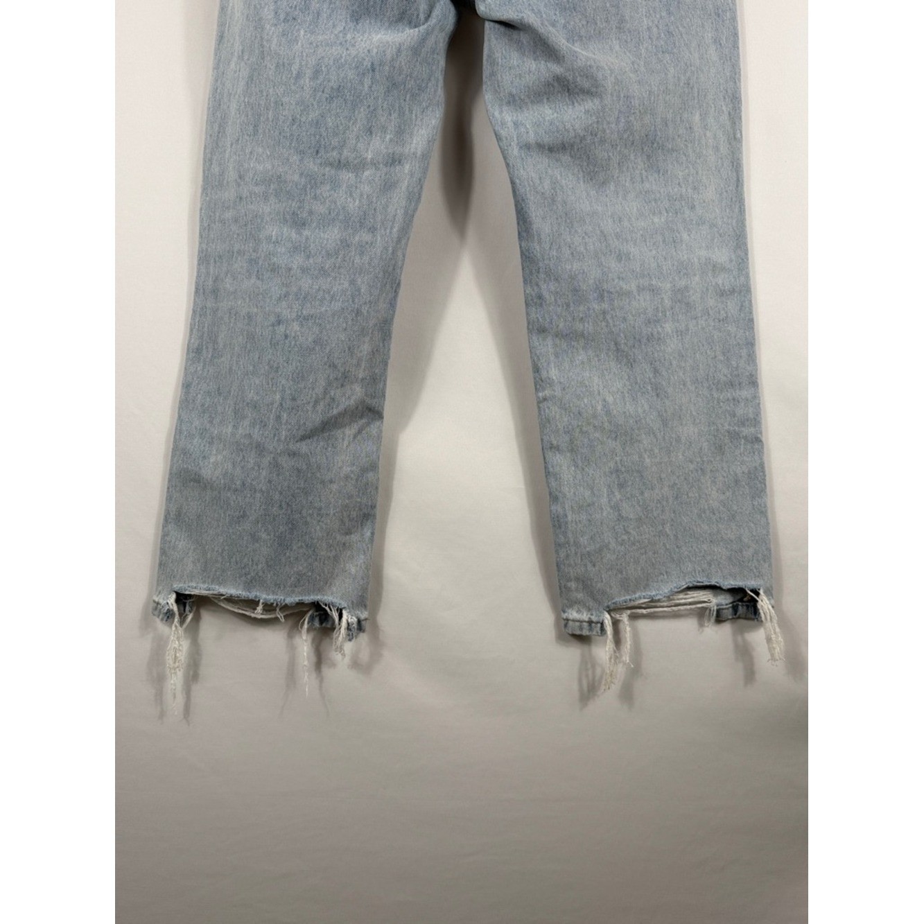 Vervet Barrel Fit Light Distressed Cropped Jeans. Womens Size 31. Inseam 26&Prime;