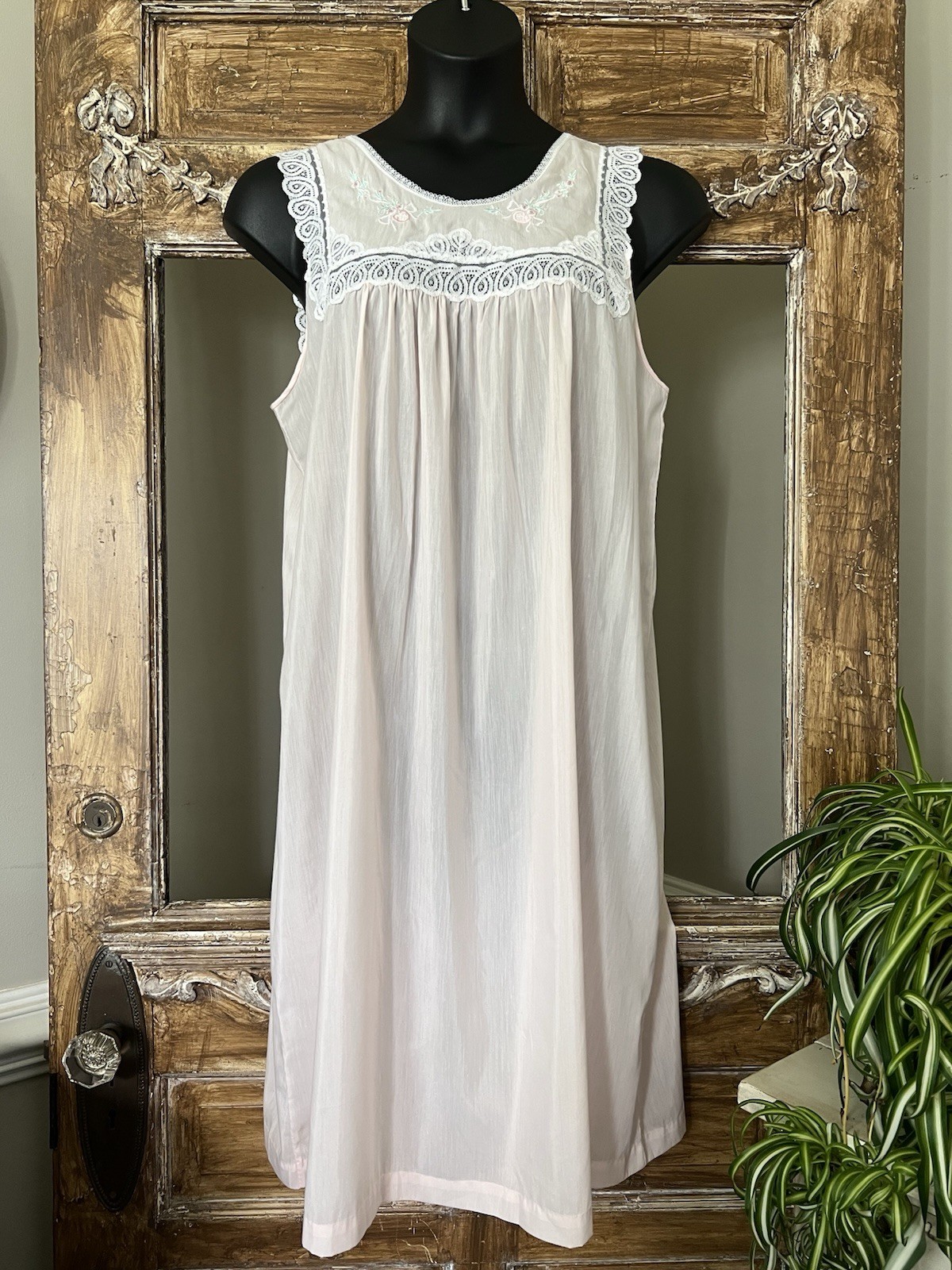 Barbizon Sz Large Pale Pink lace trim floral embroidered nightgown