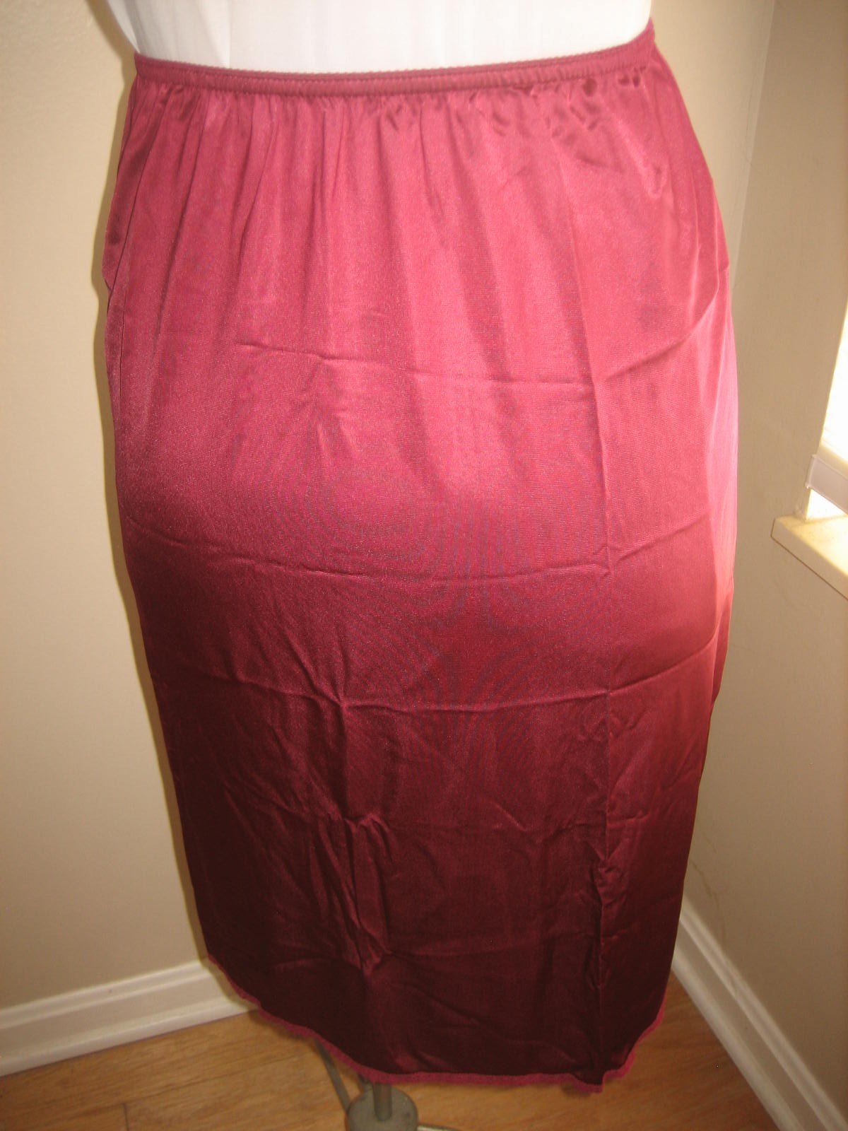 MAIDENFORM CHANTILLY Burgundy Nylon Half Slip, Vertical Lace Insert – Size M