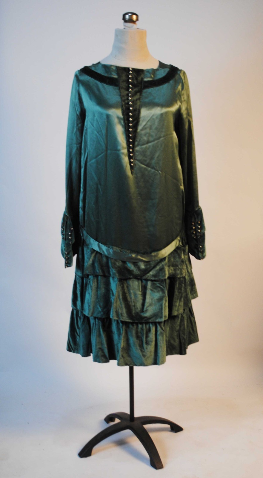 1924s GREEN VELVET AND SATIN PARTY DRESS