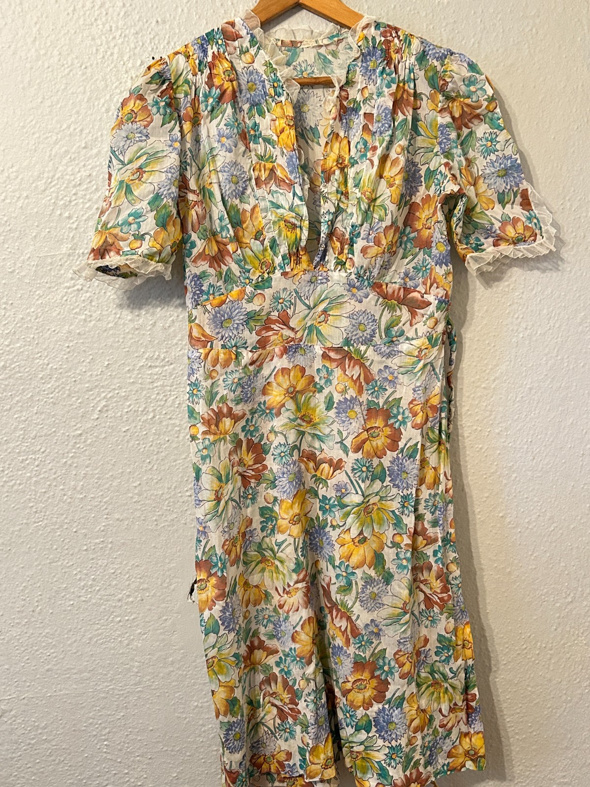 Vintage 1930&rsquo;s Womens Sz M/L Colorful Floral Day Dress Ruffle Trim Cotton Voile