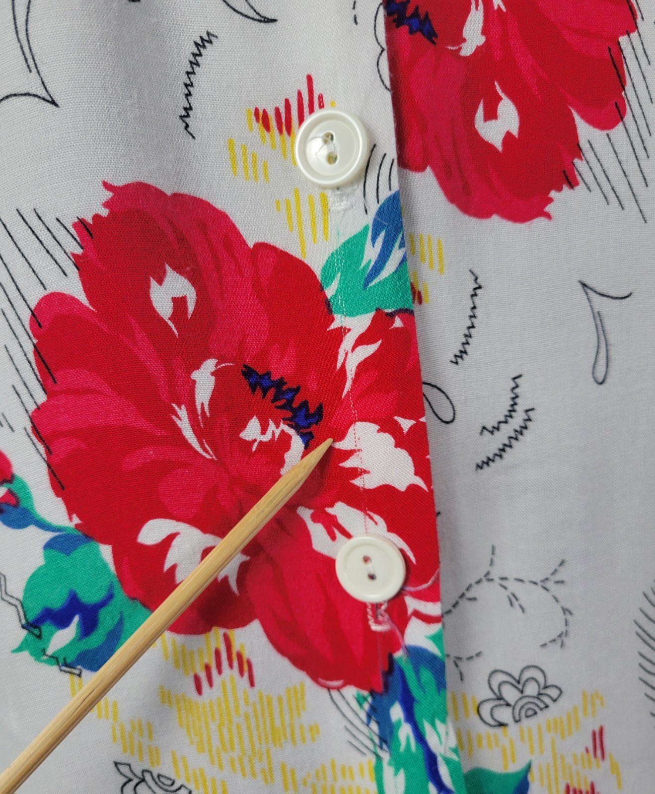 Vtg JP Cllctns White S/S Button Down w Red/Blue/Yellow/Green Florals Size S/M?