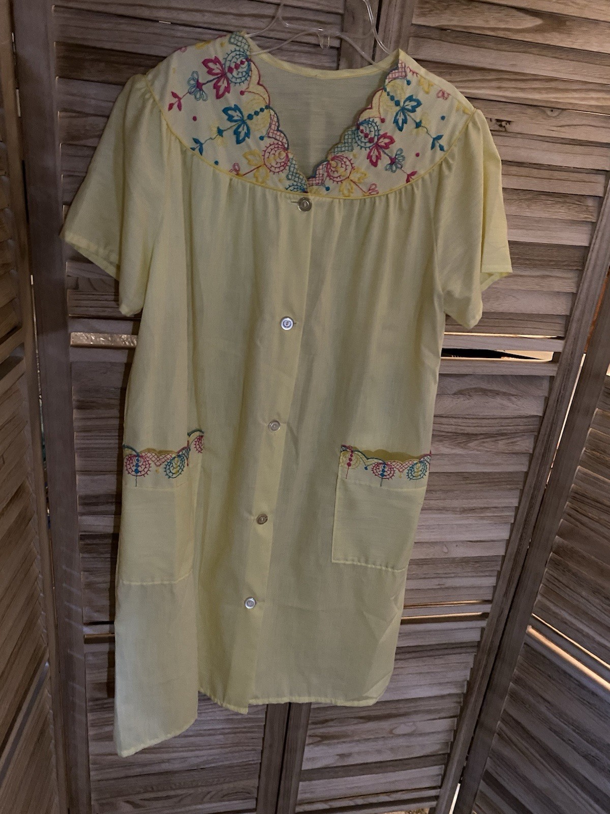 Vintage 1980’s Women’s House Dress Pockets Yellow Embroidered Size L Button Up