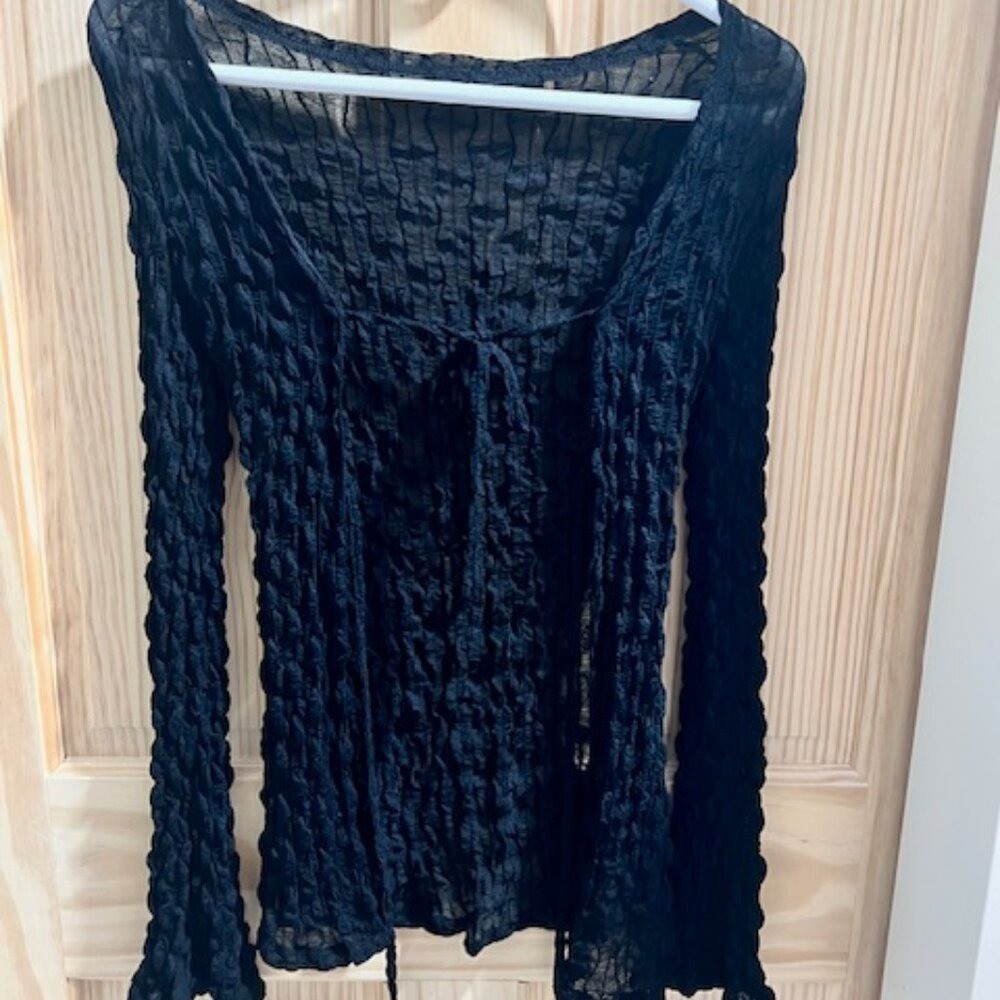 SHEIN black textured tie-front top, « popcorn » or « crinkle » long sleeve V neck L