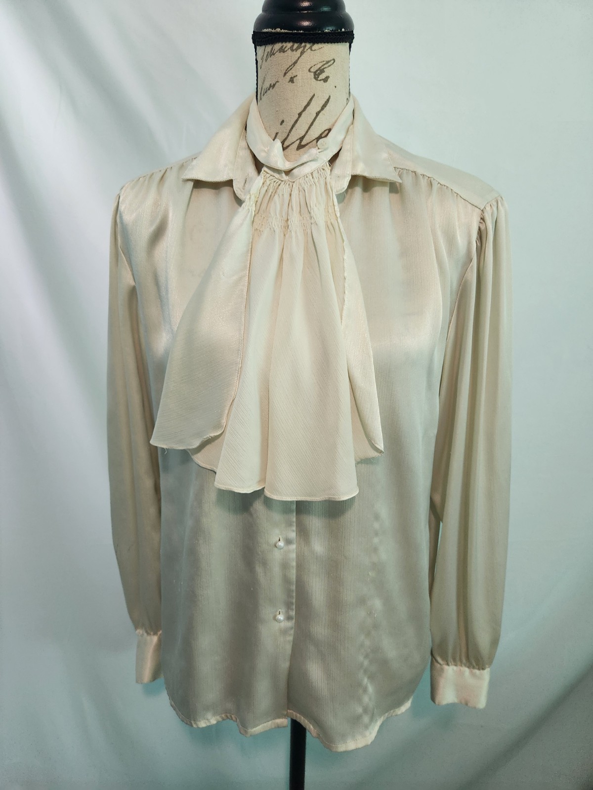 Vintage 80s Jaclyn Smith Ivory Blouse W Ascot. Size 10. Silky.