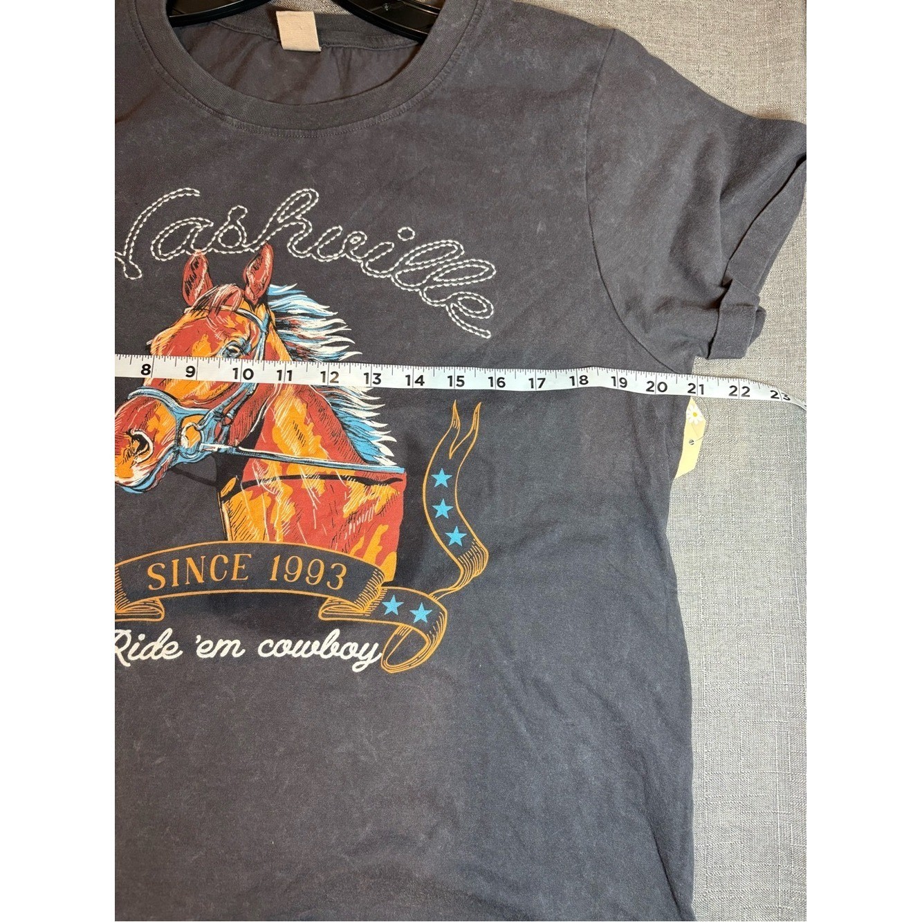 New MESSY BUN JUST CHILLIN&rsquo; Vintage-style Nashville Graphic Tee