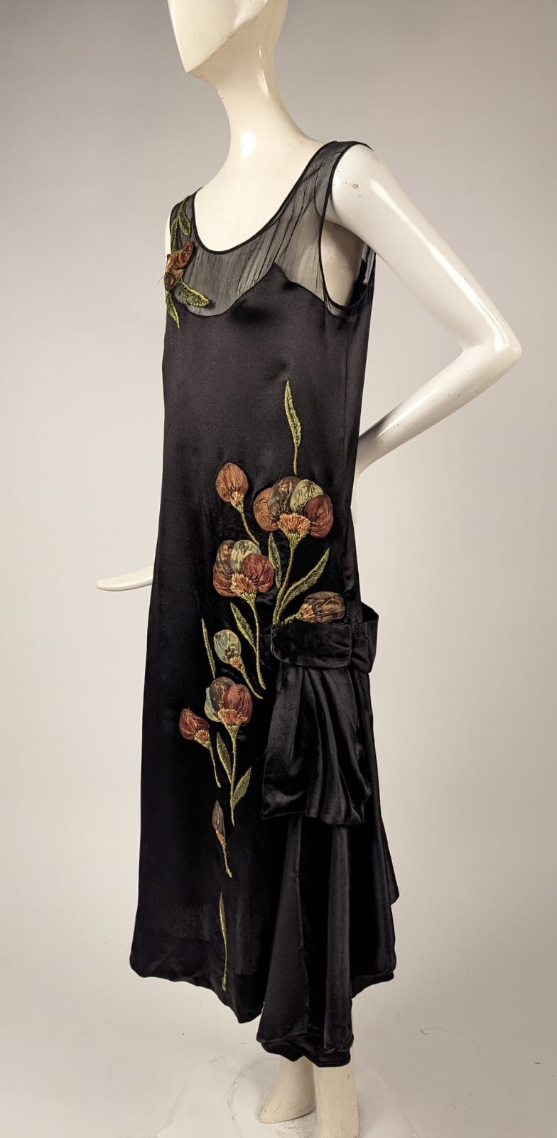 MUSUEUM QUALITY FLAPPER 1920’S SILK + CHIFFON DRESS W METALLIC FLORAL DETAILING