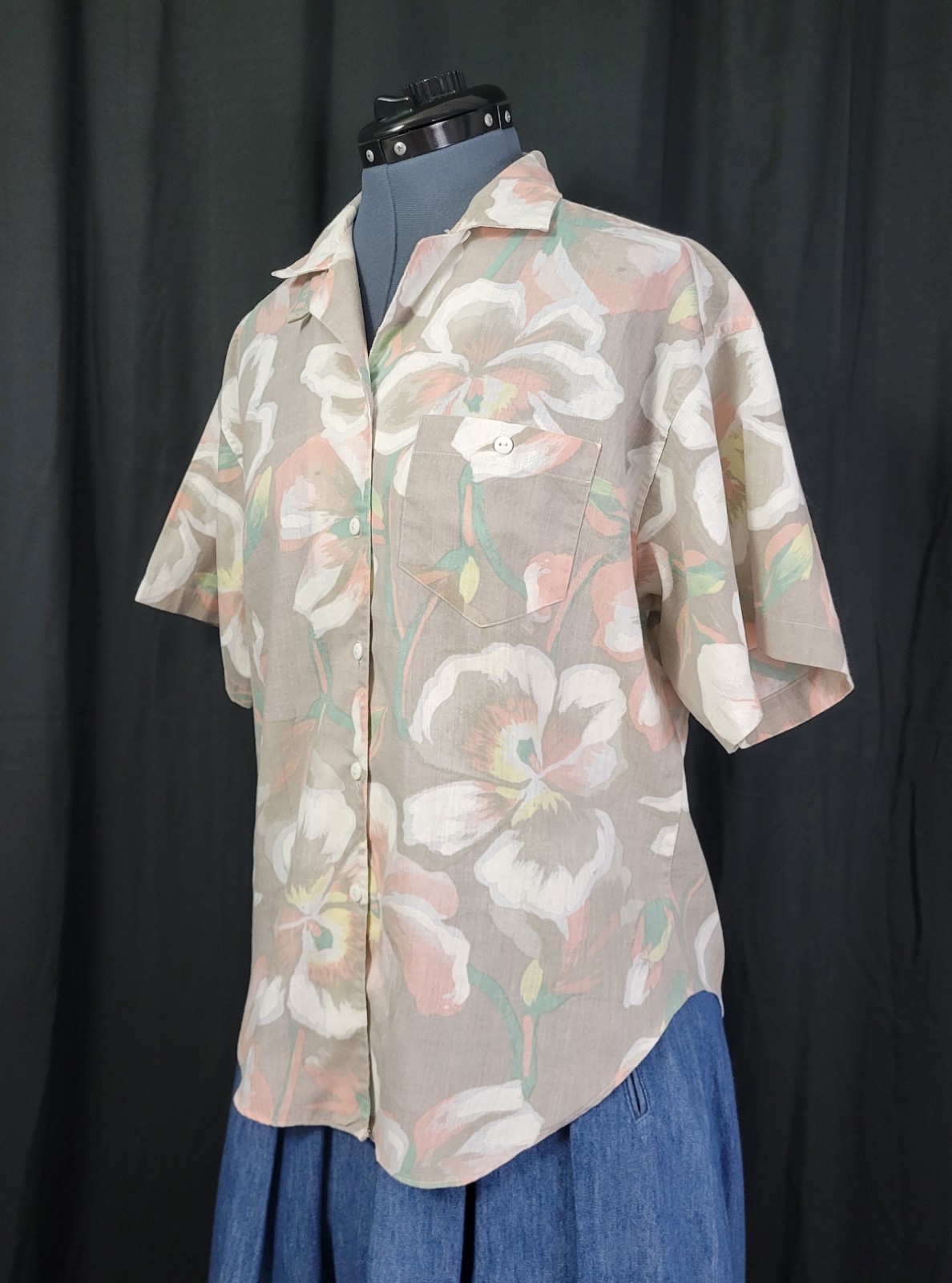 Vtg Laura Mae Beige Button Down Top w White/Pink/Yellow Tropical Flowers Size M?