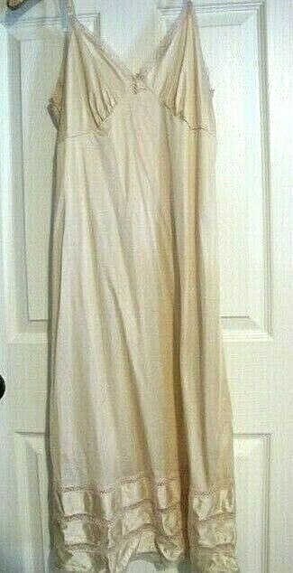 Women&rsquo;s Vintage Full Slip, Medium (36), Flesh-tone
