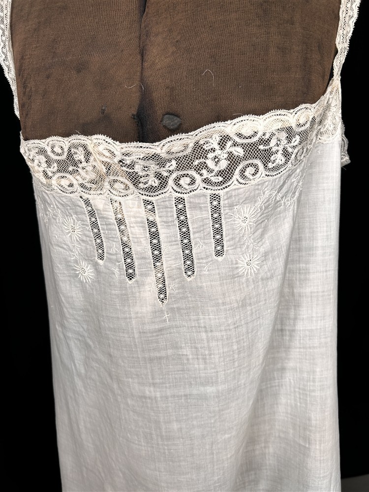 antique chemise camisole slip-in white lawn embroider lg 42 Paris original 1890