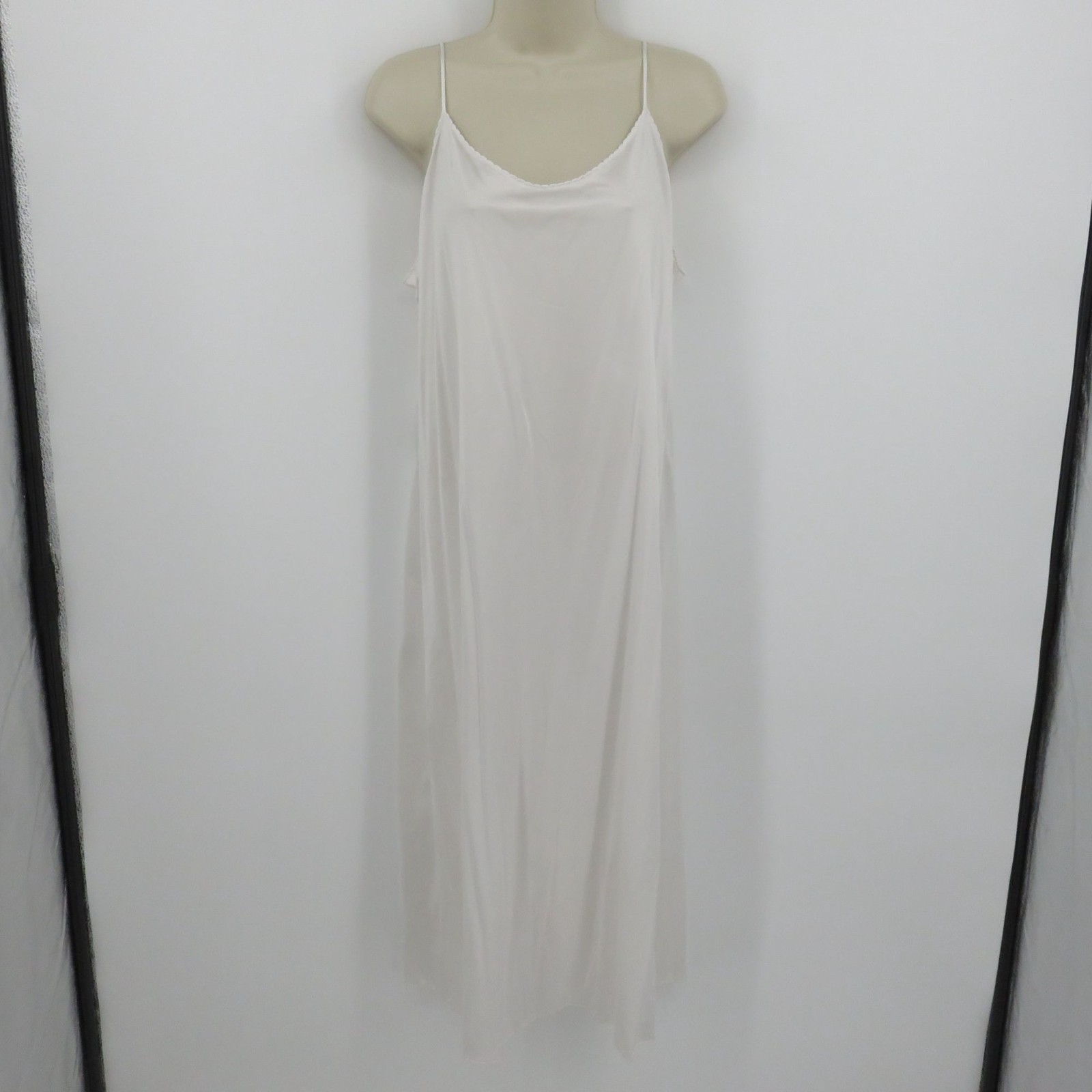 Vassarette Women Size 38 Style 10-008 Solid White Scallop Trim Slip Dress Nylon