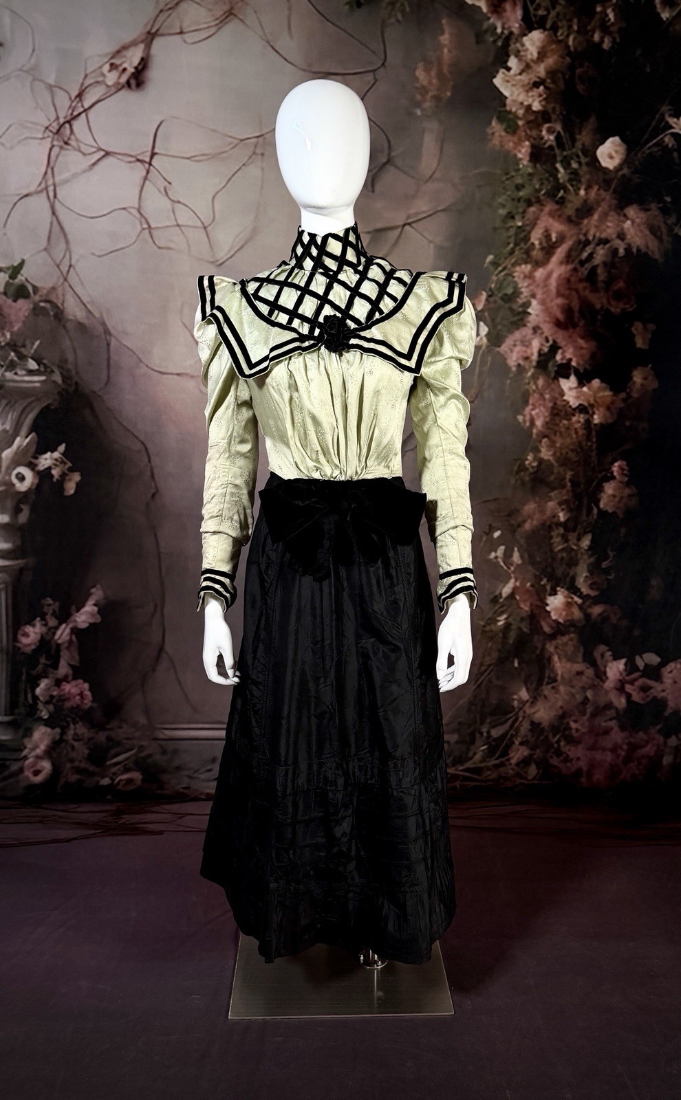 1890s Rare “Damask Green” Silk Victorian Dress, 2pc Bodice & Skirt Set Sz 4/6