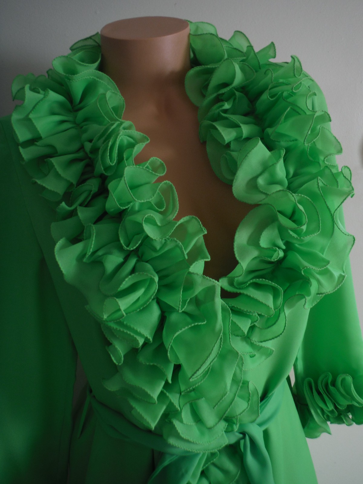 STUNNING & GORGEOUS!! RARE VTG Maxi Robe Wrap Gown 50s/60s? LOTS of Ruffles! S/M