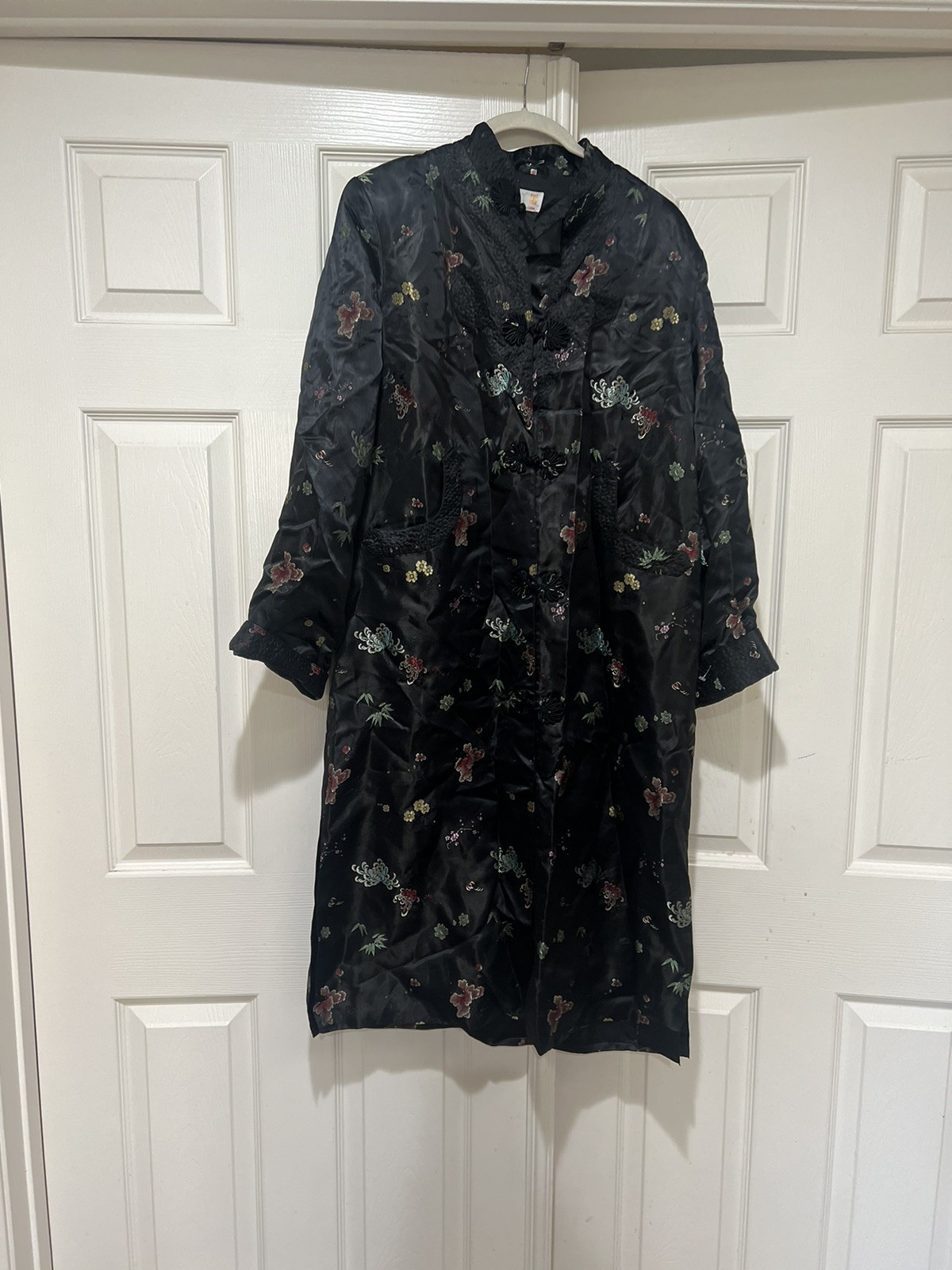 VNTG oriental Dynasty black satin Brocade Dress/Robe Jacket Sz medium Pockets