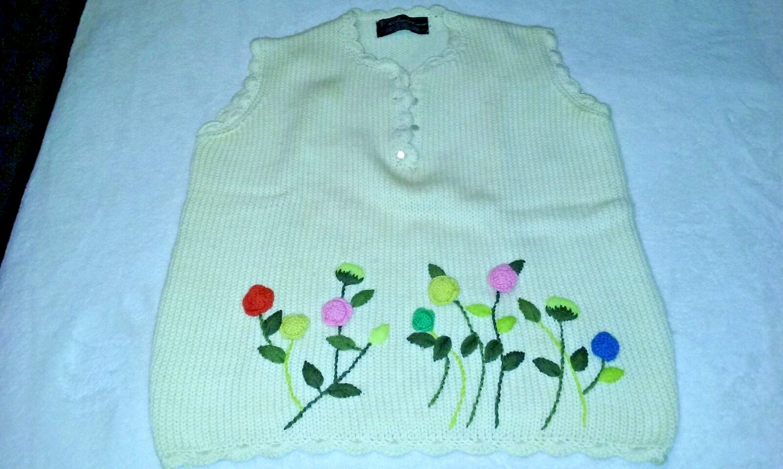 vtg Exclusive Import British Hong Kong 100% Fine Virgin Wool Sweater w 3D Flower