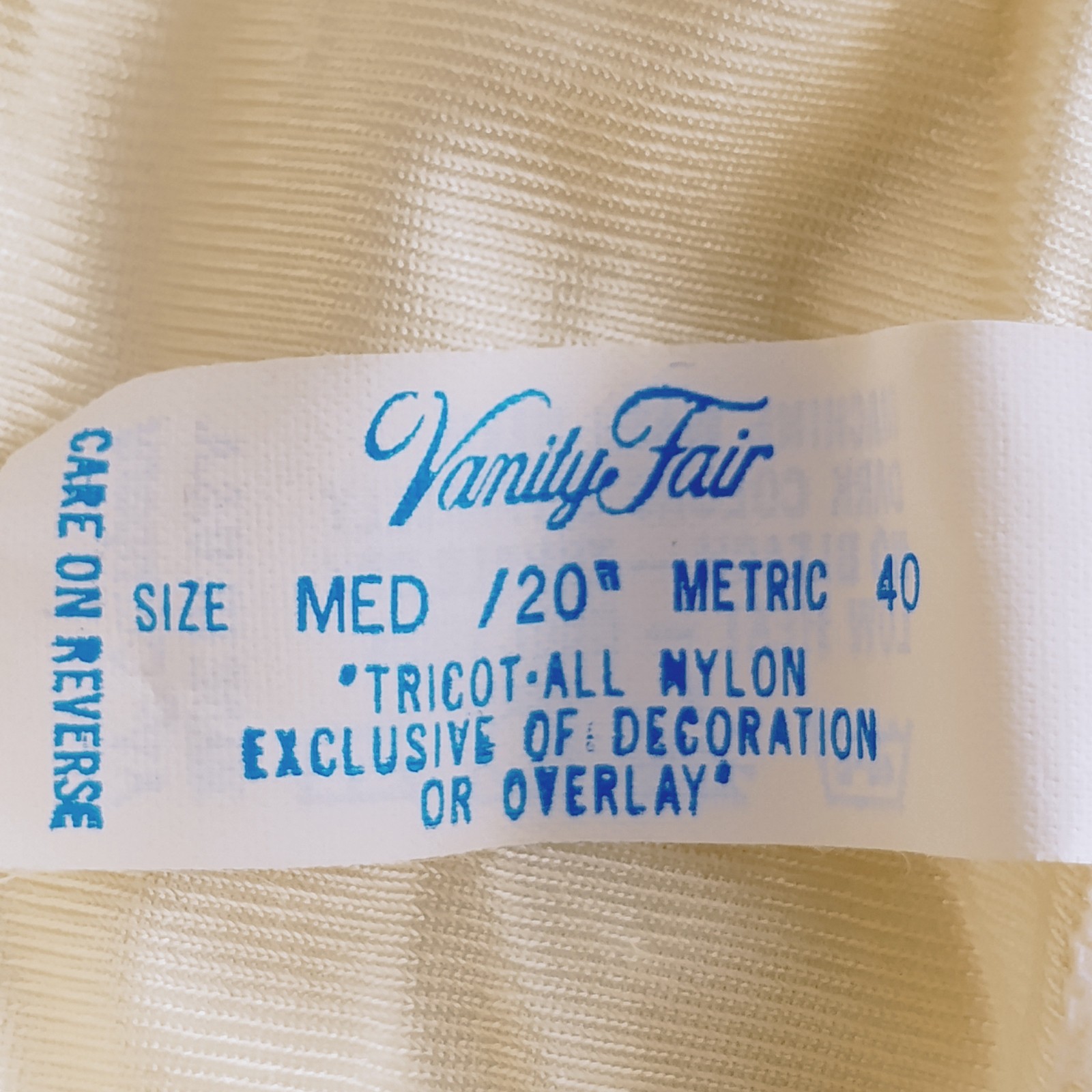 Vanity Fair Half Slip Cream Nylon 26&Prime; x 20&Prime; Side Slit 8&Prime; #11-760 ~ Size M